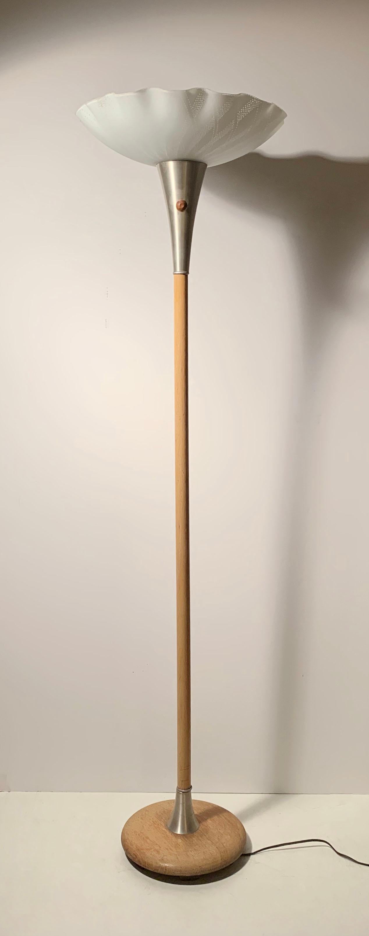 Mid-Century moderno Lampada da terra moderna d'epoca in alluminio e Wood attribuita a Russel Wright in vendita