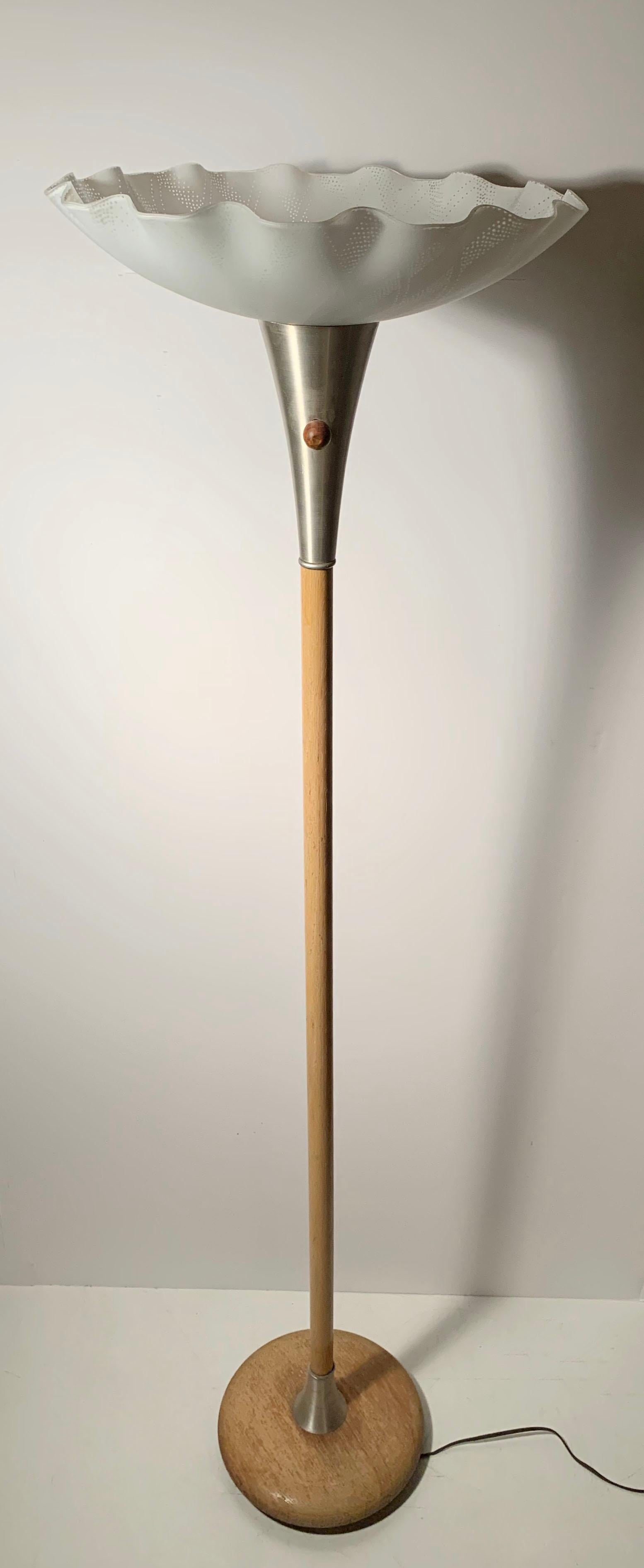 Americano Lampada da terra moderna d'epoca in alluminio e Wood attribuita a Russel Wright in vendita