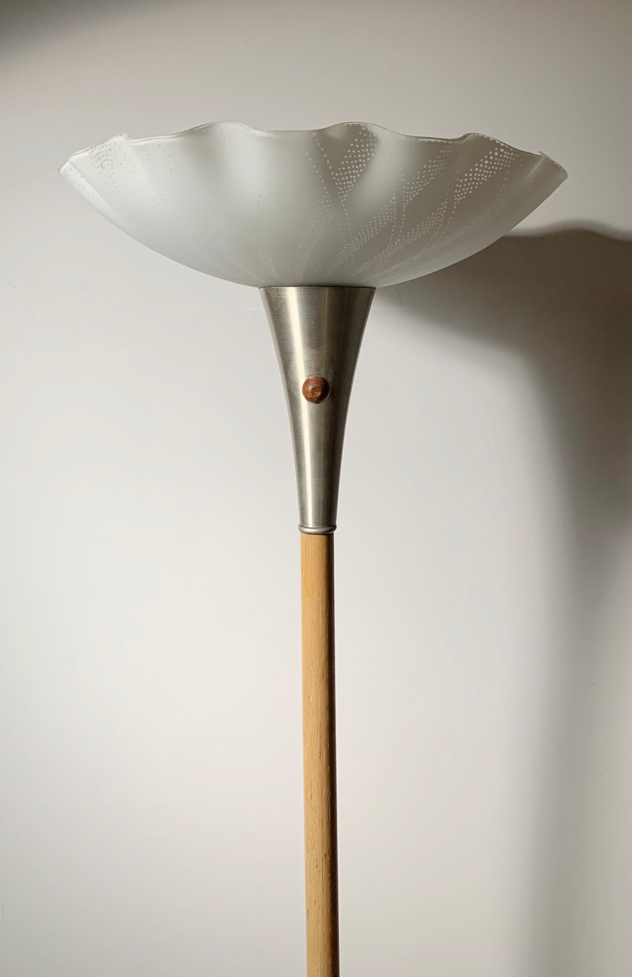 Moderne Stehlampe aus Aluminium und Holz im Vintage-Stil, Russel Wright zugeschrieben (Moderne der Mitte des Jahrhunderts) im Angebot