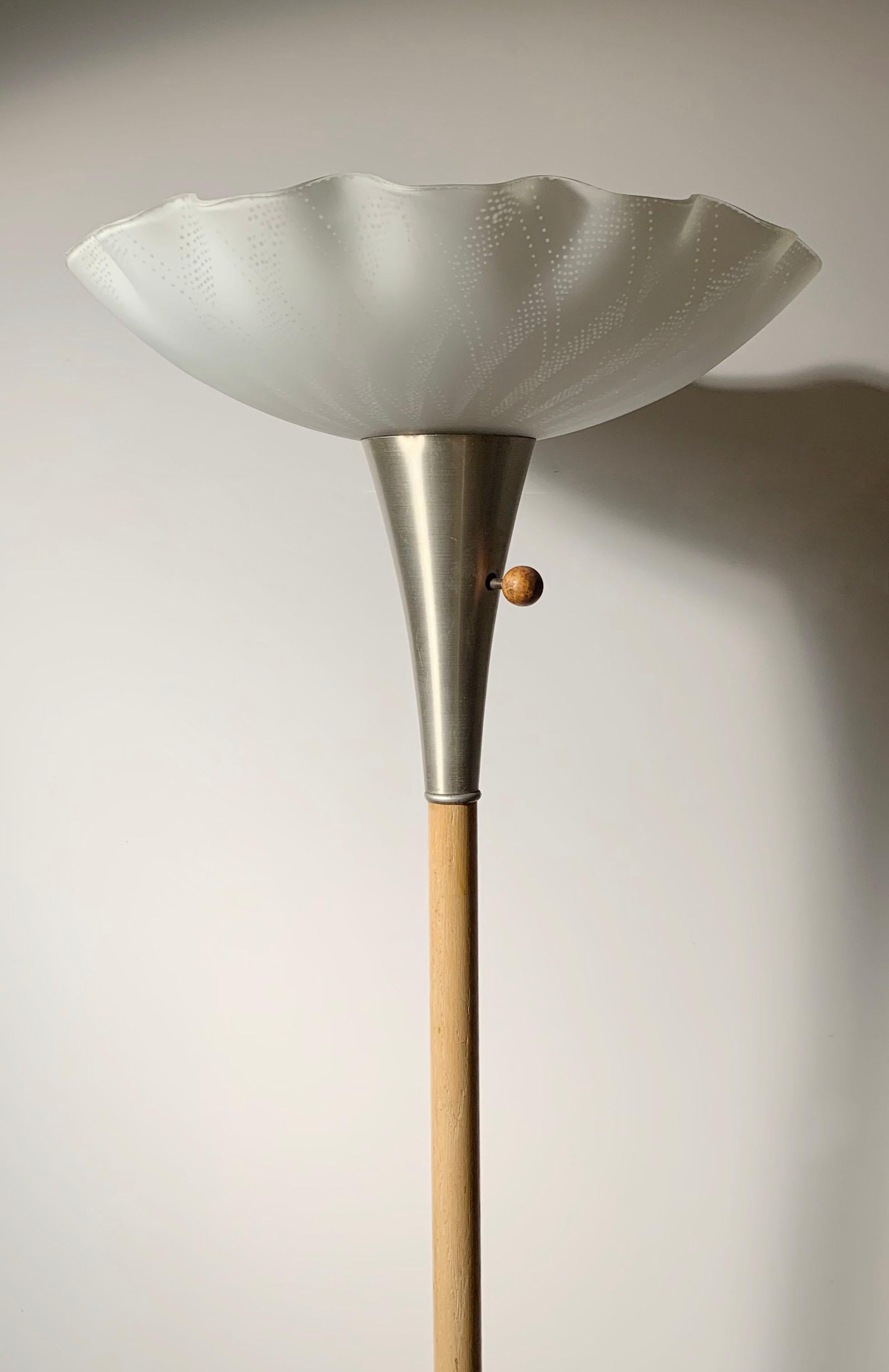 Moderne Stehlampe aus Aluminium und Holz im Vintage-Stil, Russel Wright zugeschrieben (amerikanisch) im Angebot
