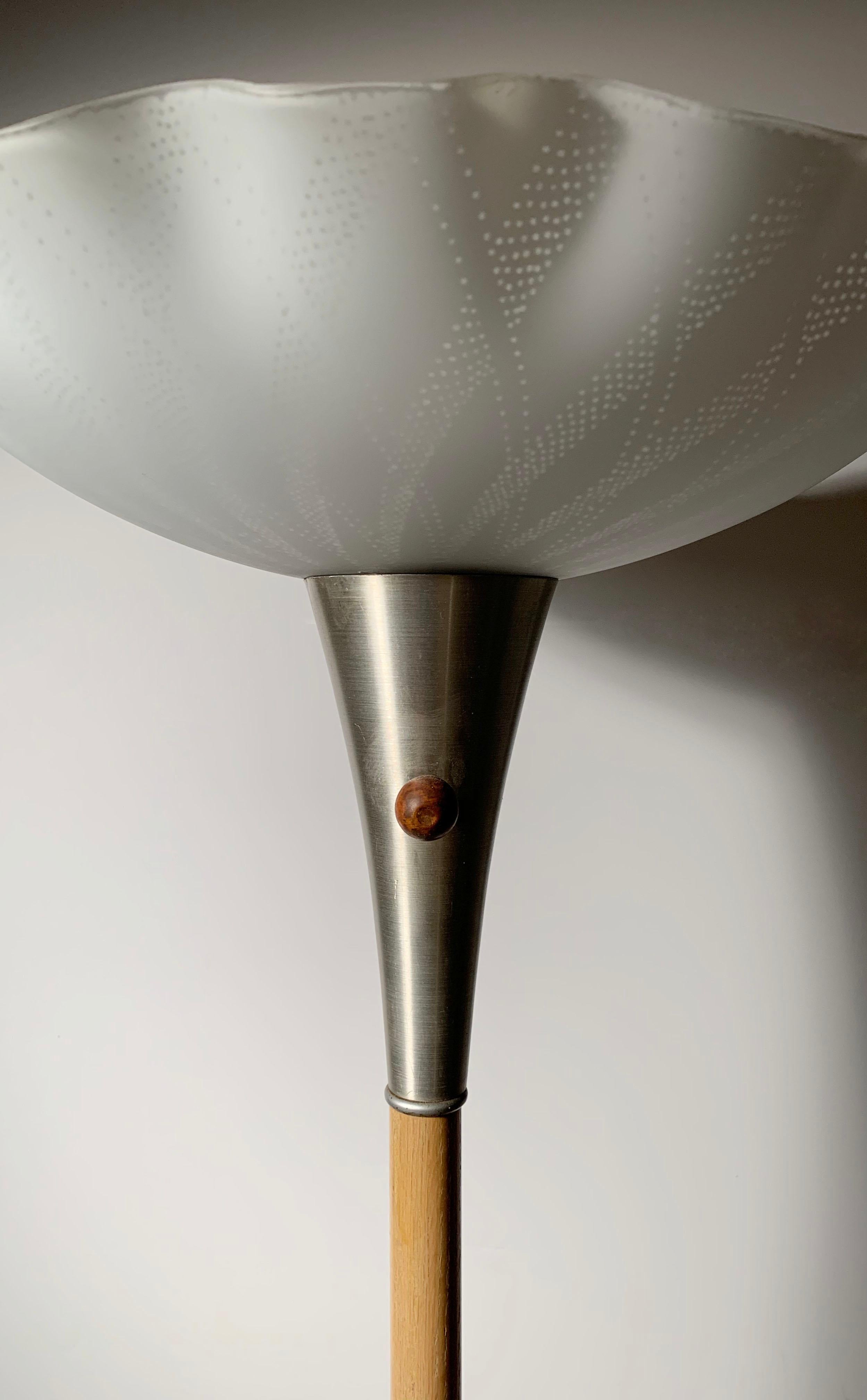 Moderne Stehlampe aus Aluminium und Holz im Vintage-Stil, Russel Wright zugeschrieben im Zustand „Gut“ im Angebot in Chicago, IL