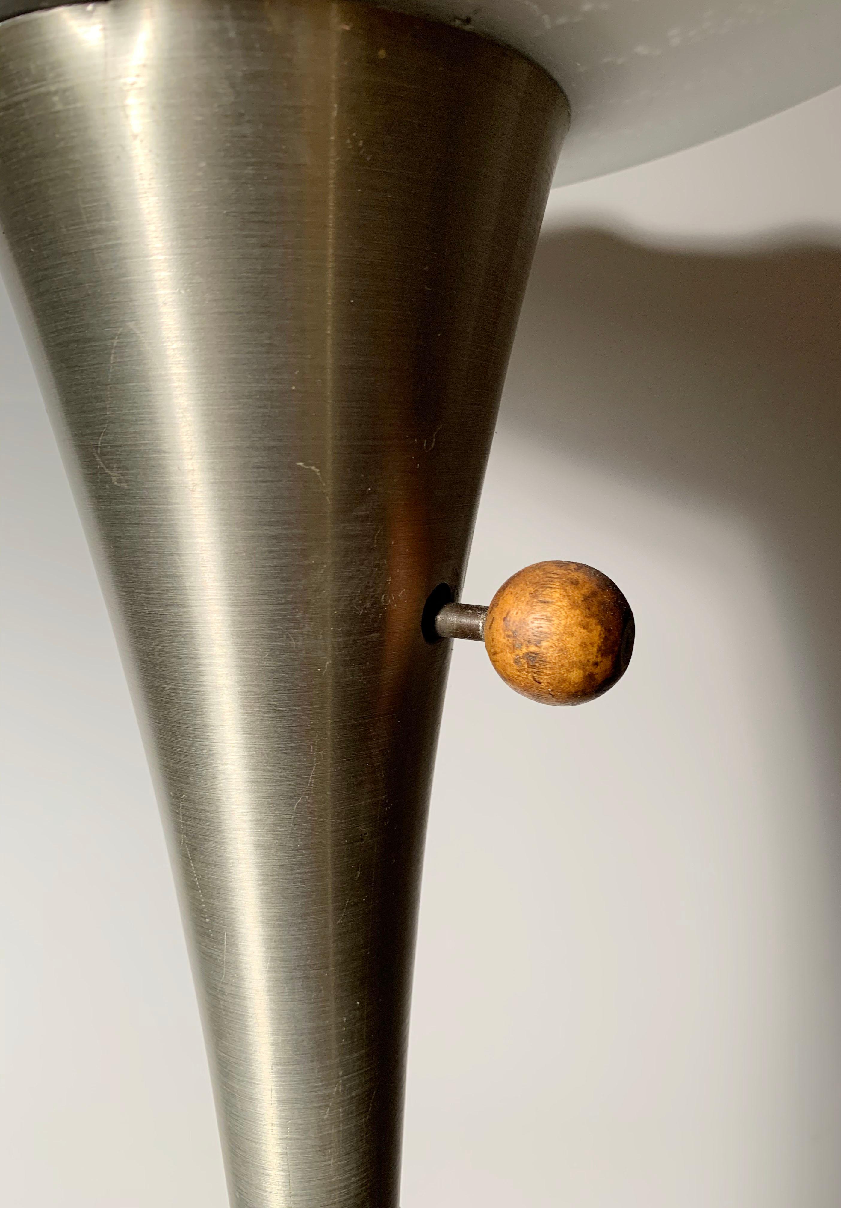 Moderne Stehlampe aus Aluminium und Holz im Vintage-Stil, Russel Wright zugeschrieben (20. Jahrhundert) im Angebot