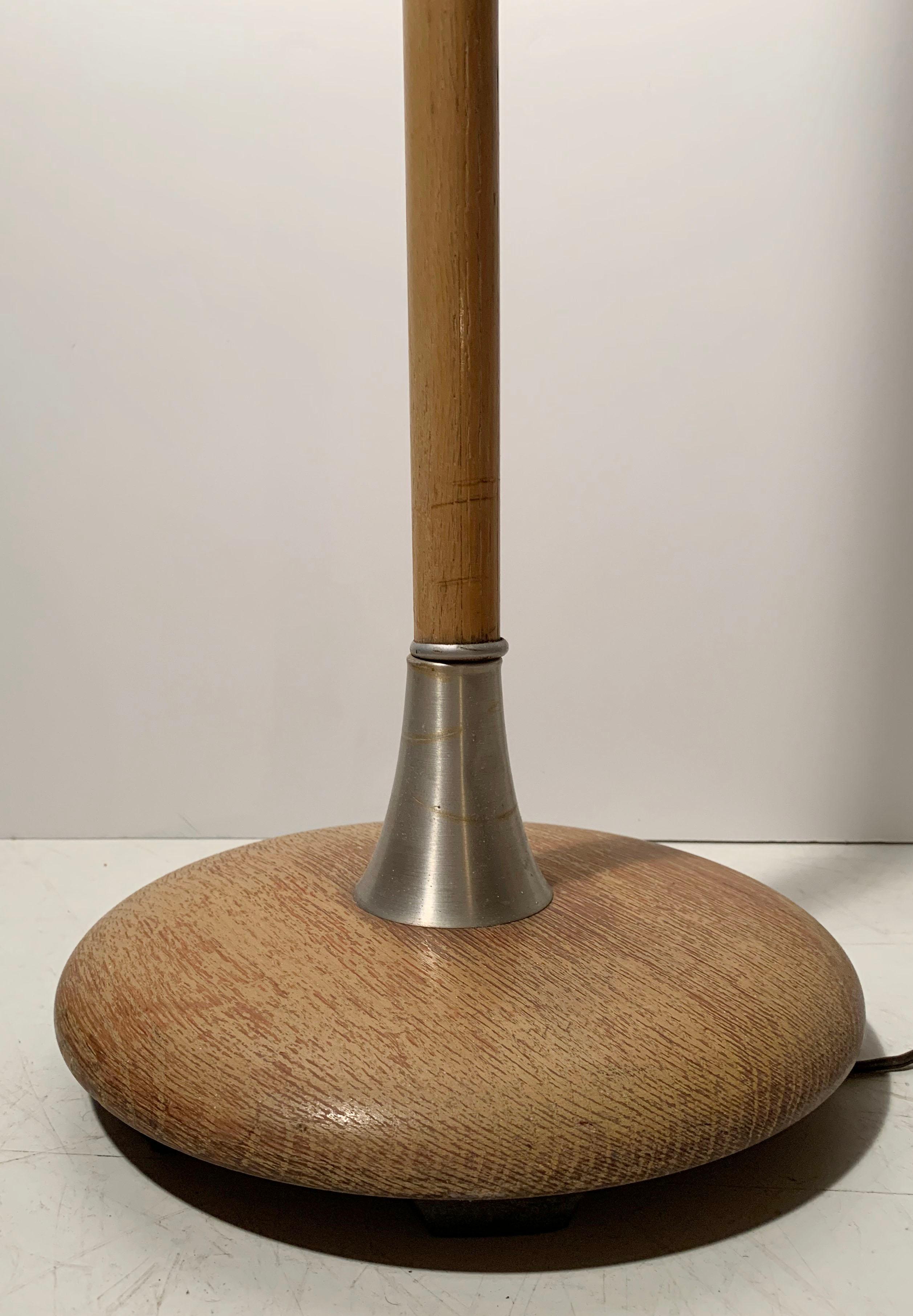 Moderne Stehlampe aus Aluminium und Holz im Vintage-Stil, Russel Wright zugeschrieben im Angebot 1