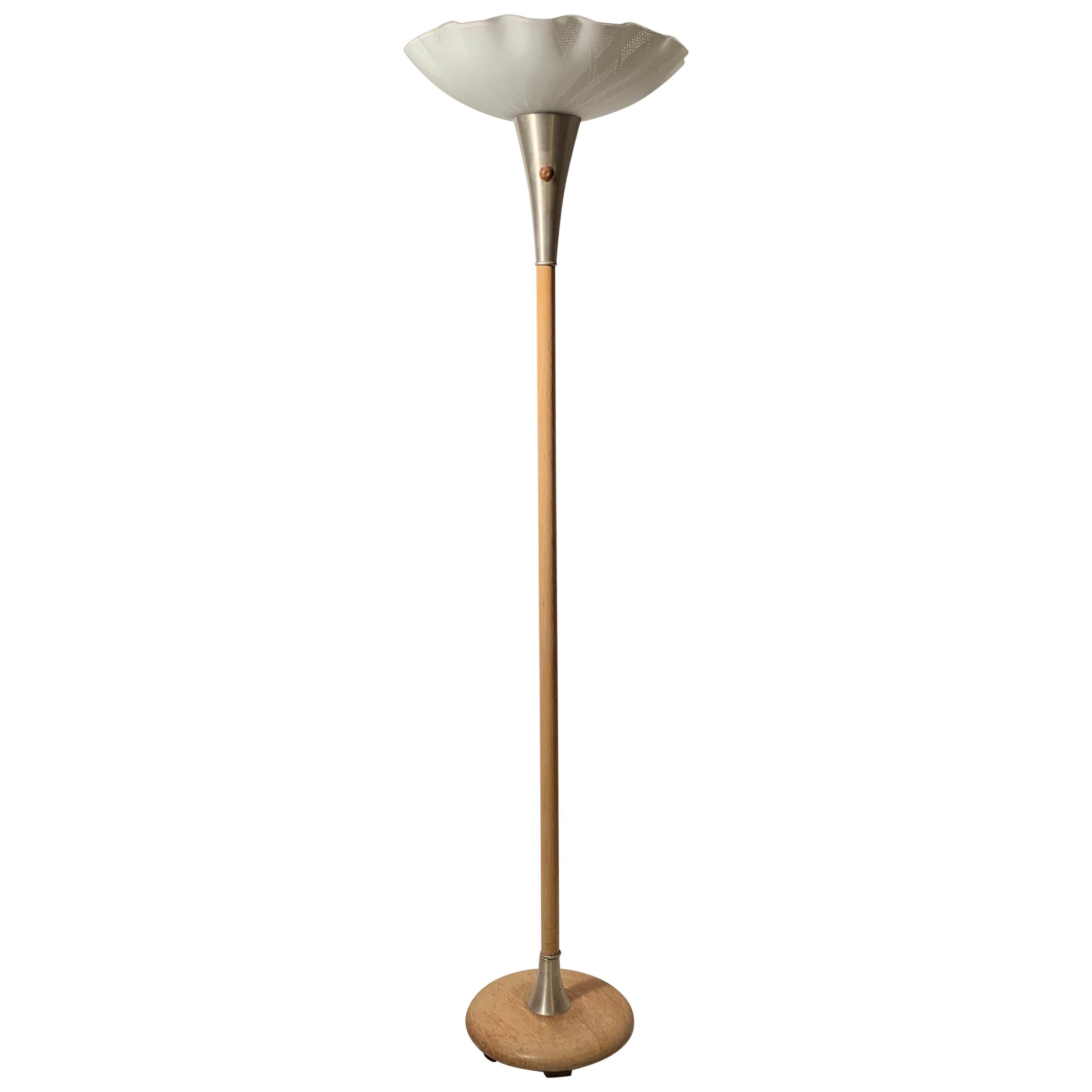 Lampadaire moderne vintage en bois et aluminium attribué à Russel Wright en vente