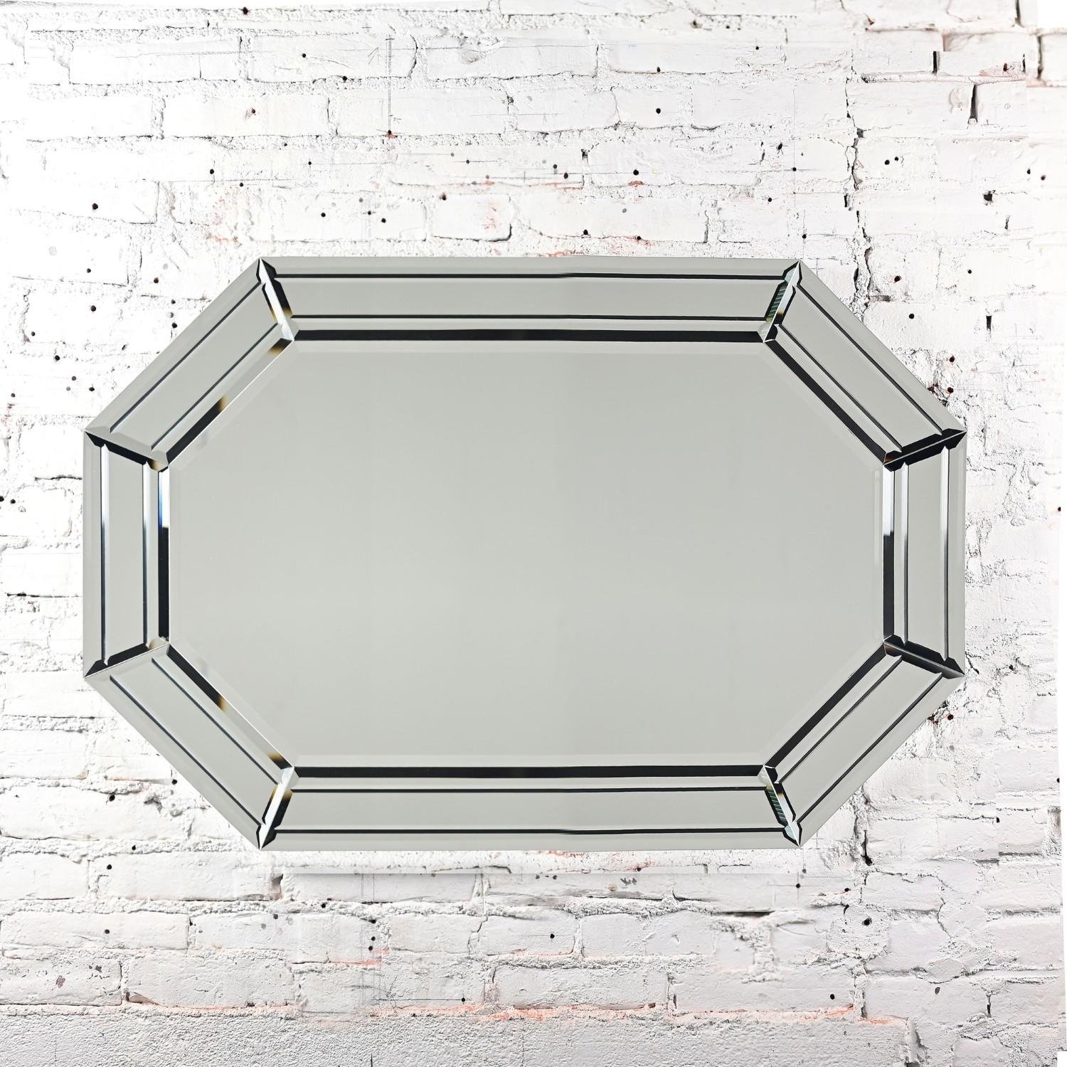 Magnifique miroir mural biseauté à plusieurs panneaux de forme octogonale de style moderne, Art Deco Revival, Hollywood Regency. Byit, en gardant à l'esprit qu'il s'agit d'une pièce vintage et non pas neuve, qui présentera donc des signes