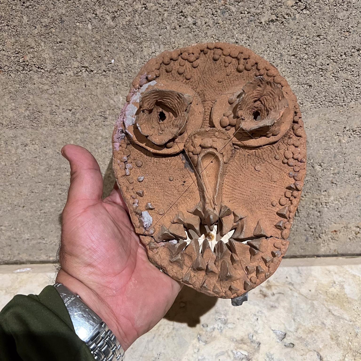 Masque en poterie d'art des années 1970, fait à la main, à l'aspect vieilli en vente 5