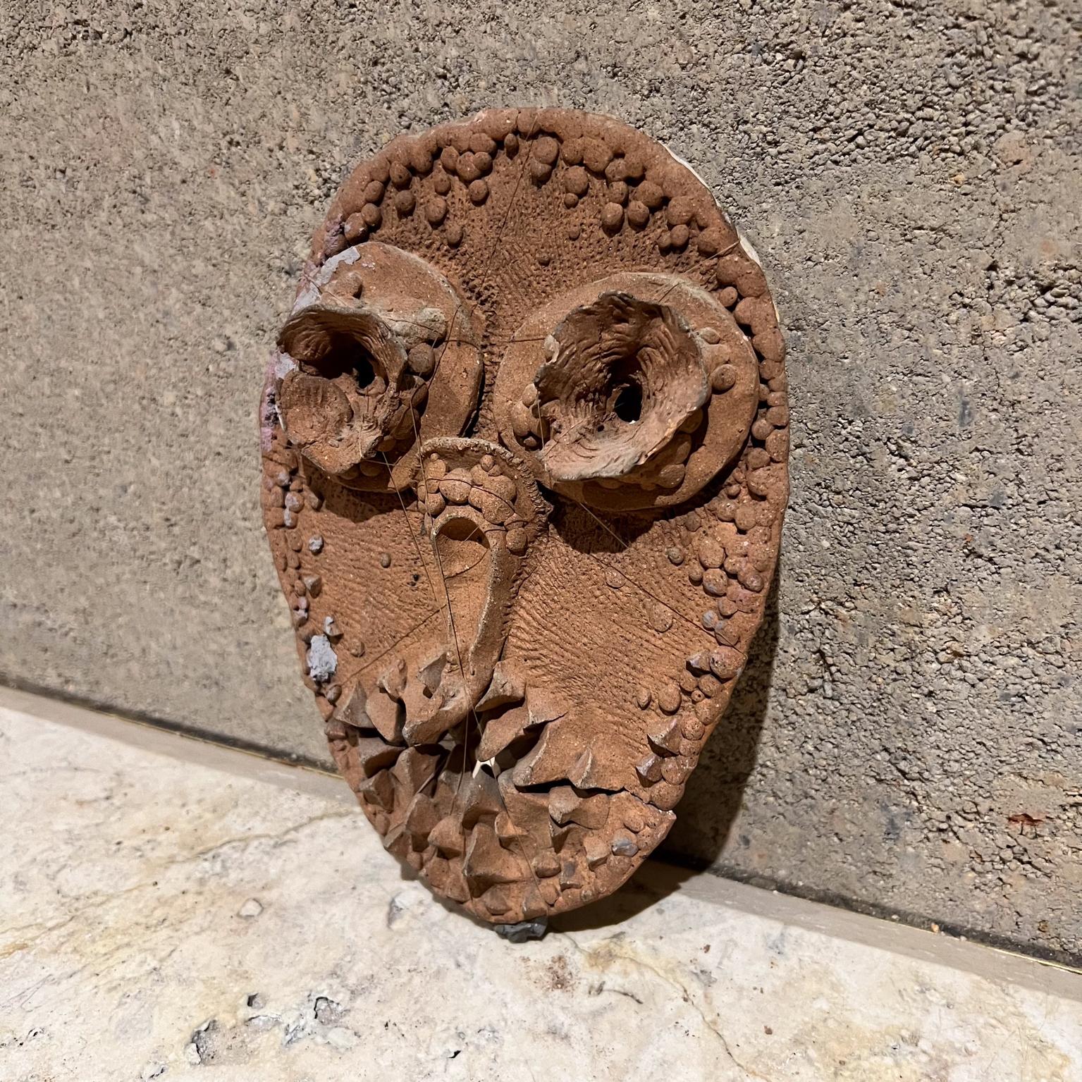 Masque en poterie d'art des années 1970, fait à la main, à l'aspect vieilli État moyen - En vente à Chula Vista, CA