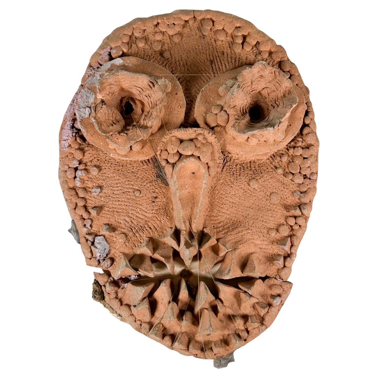 Milieu du XXe siècle Masque en poterie d'art des années 1970, fait à la main, à l'aspect vieilli en vente