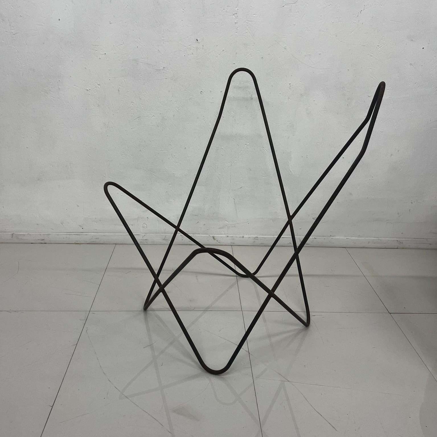 Vintage Modern BKF Sculptural Butterfly Chair Frame
Unmarked.
35.25 tall x 28.63 w x 26.5 d
Preowned vintage condition. Frame only. No cover is included.
Refer to images.