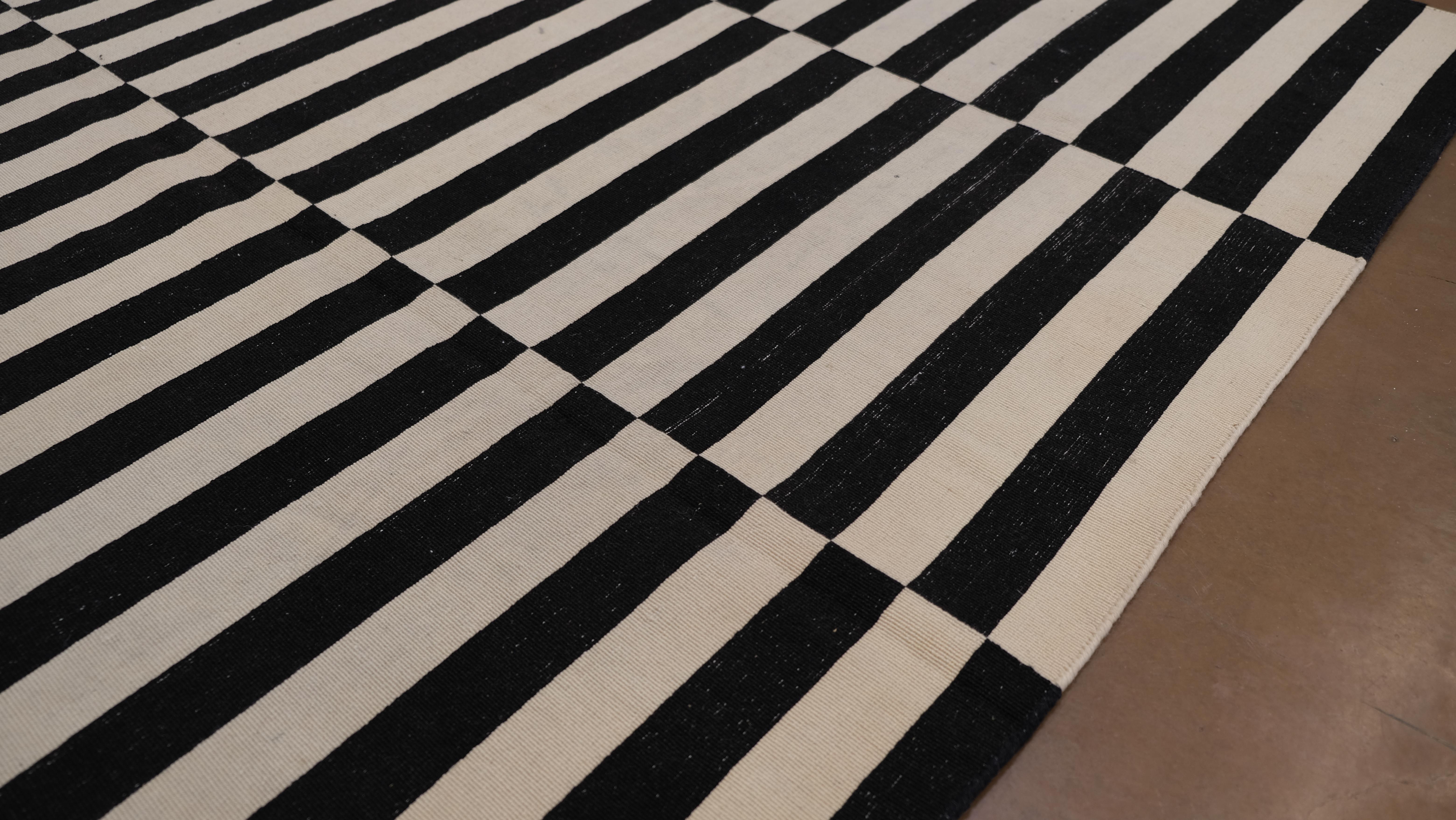 Vintage Modern Black & Beige Striped Wool Kilim 5'5''x7'6'' In Good Condition For Sale In Torrance, CA