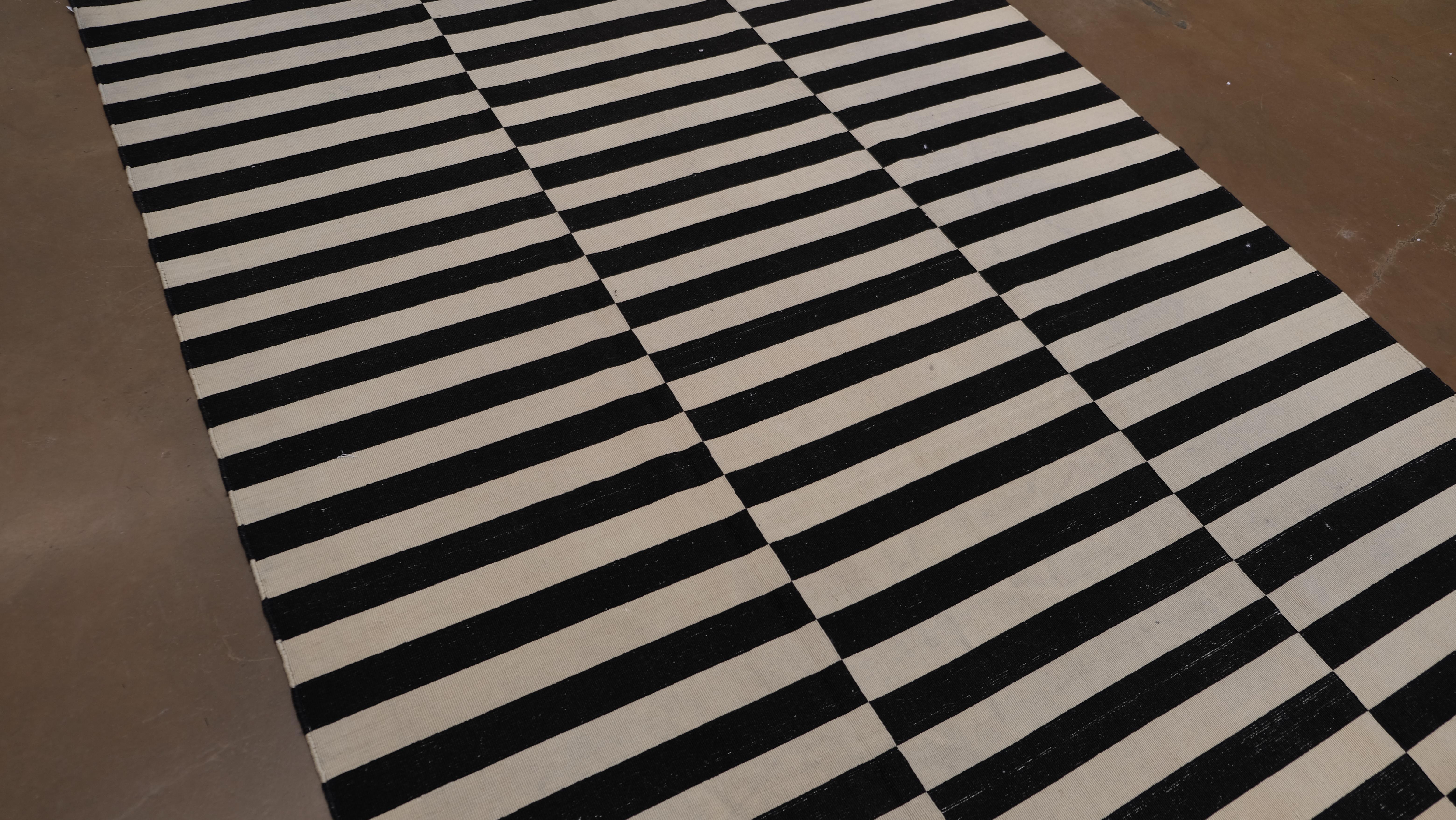 20th Century Vintage Modern Black & Beige Striped Wool Kilim 5'5''x7'6'' For Sale