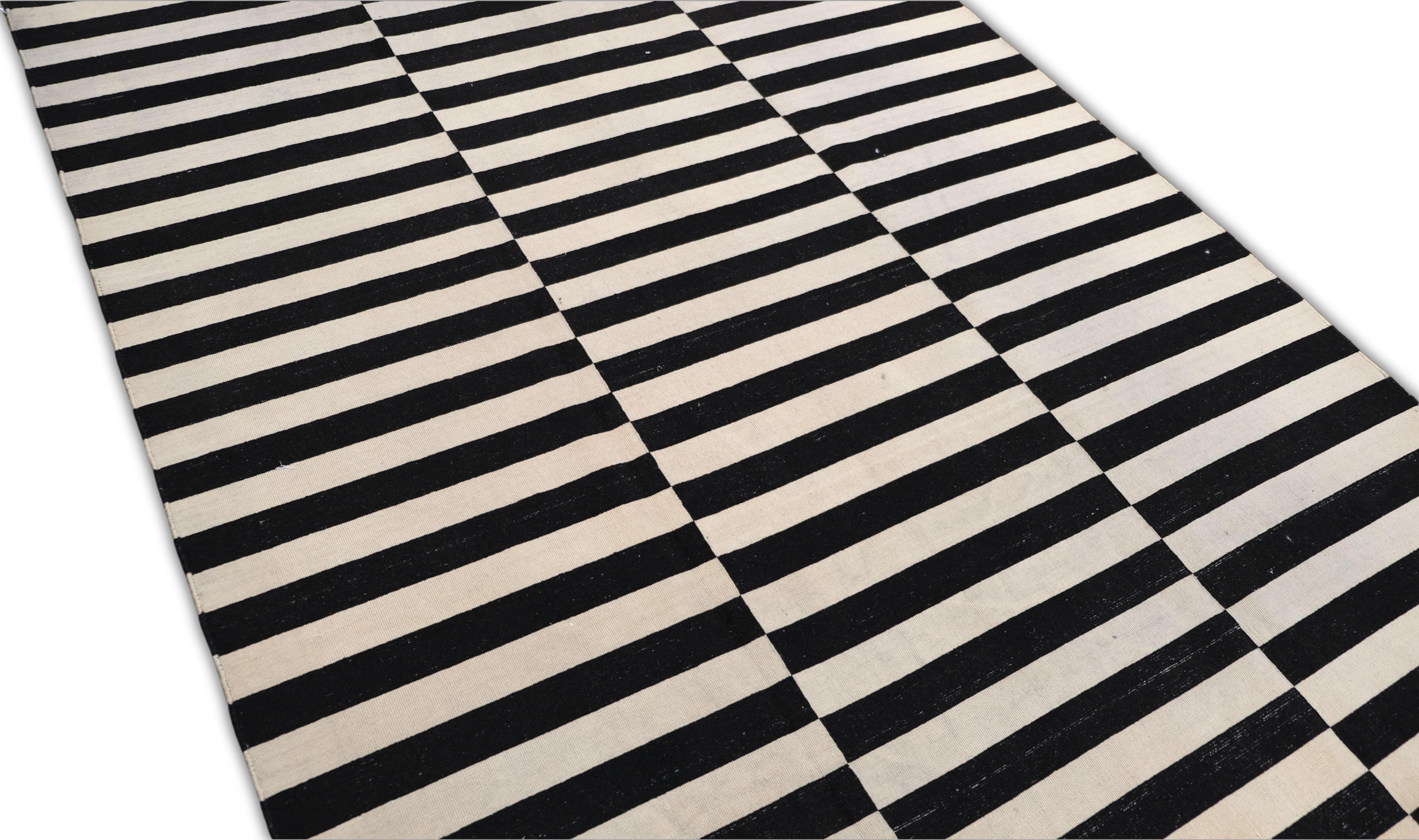 Vintage Modern Black & Beige Striped Wool Kilim 5'5''x7'6'' For Sale 2