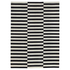 Kilim Vintage Modernity en laine rayée noir et beige 5'5''x7'6''