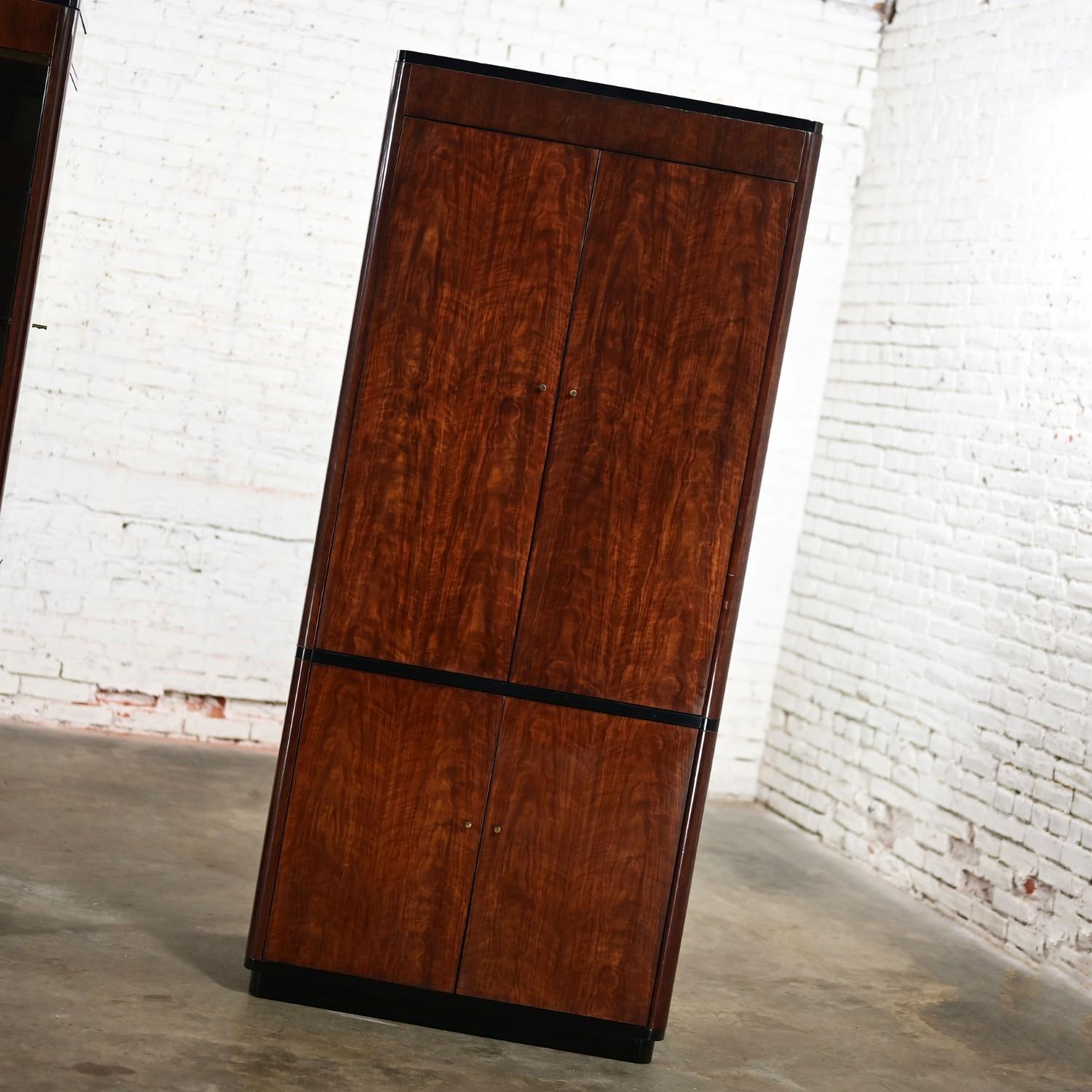 Vitrina o expositor de pared iluminado de 3 piezas Vintage Modern Black & Burl Drexel Heritage en venta 11