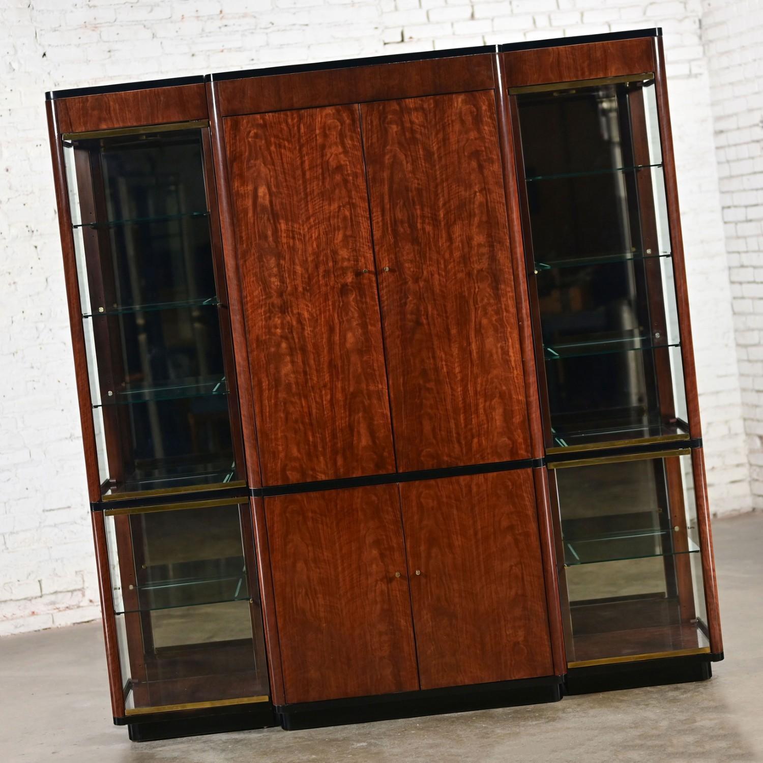 Maravilloso expositor de pared, vitrina o mueble de almacenaje Drexel Heritage moderno vintage de 3 piezas con luz, compuesto de madera negra y burl, puertas frontales y laterales de cristal, estantes de cristal con ranuras de doble placa y adornos