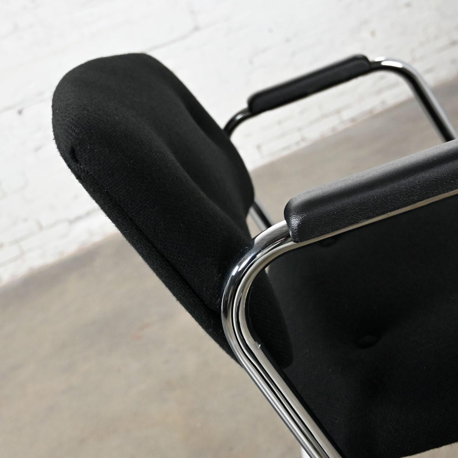 Silla voladiza vintage moderna negra y cromada de United Chair Co Estilo de acero en venta 4