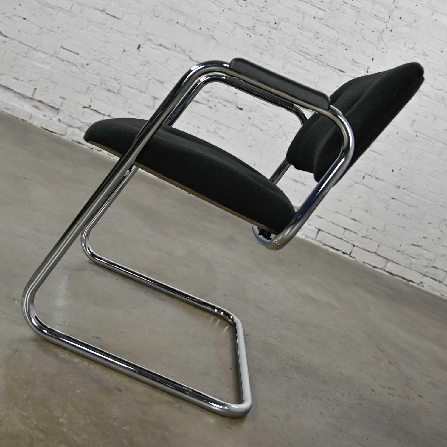 Silla voladiza vintage moderna negra y cromada de United Chair Co Estilo de acero Moderno en venta