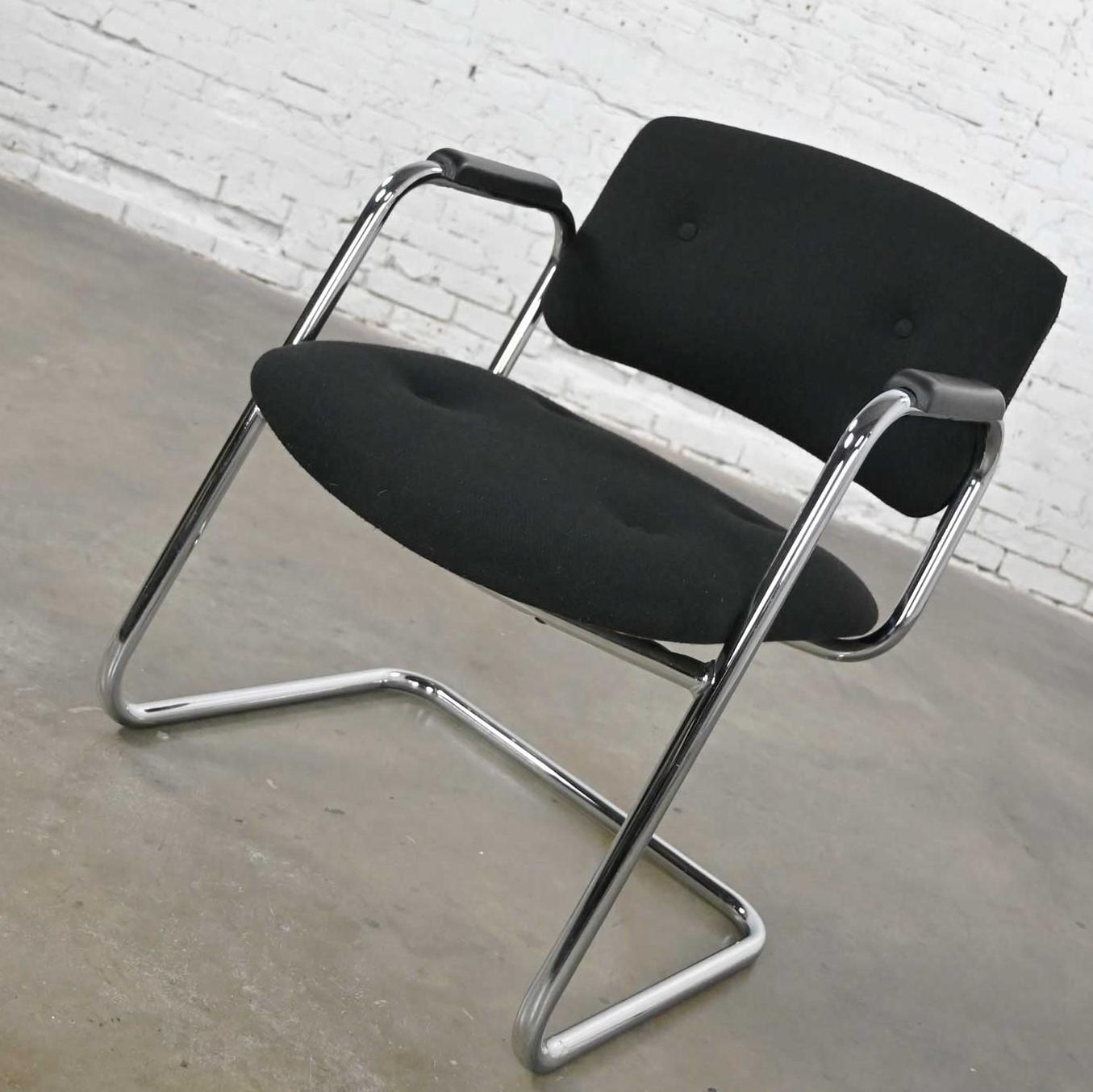 Moderne Chaise cantilever moderne et vintage noire et chromée par United Chair Co, style acier en vente