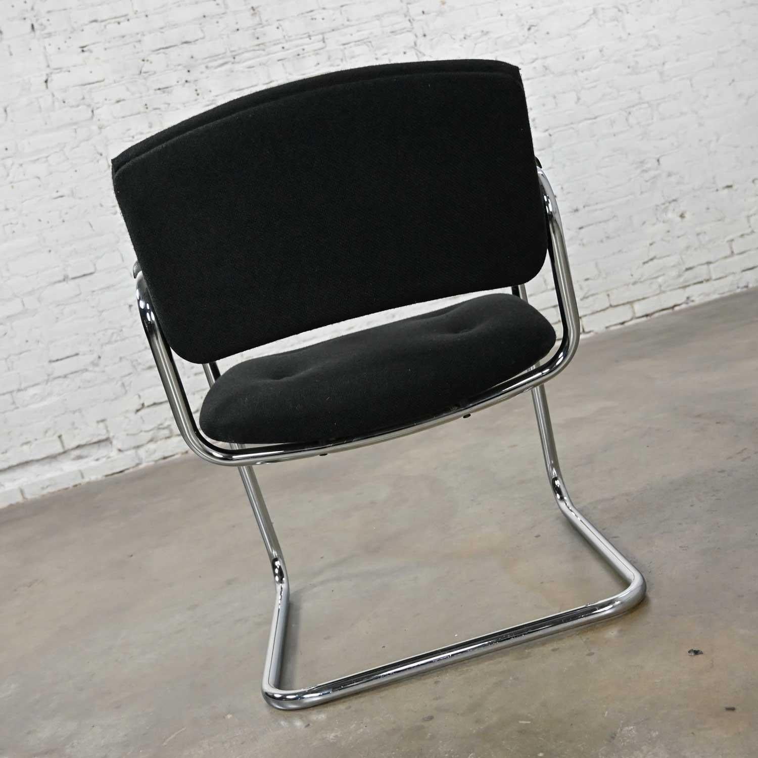 20ième siècle Chaise cantilever moderne et vintage noire et chromée par United Chair Co, style acier en vente