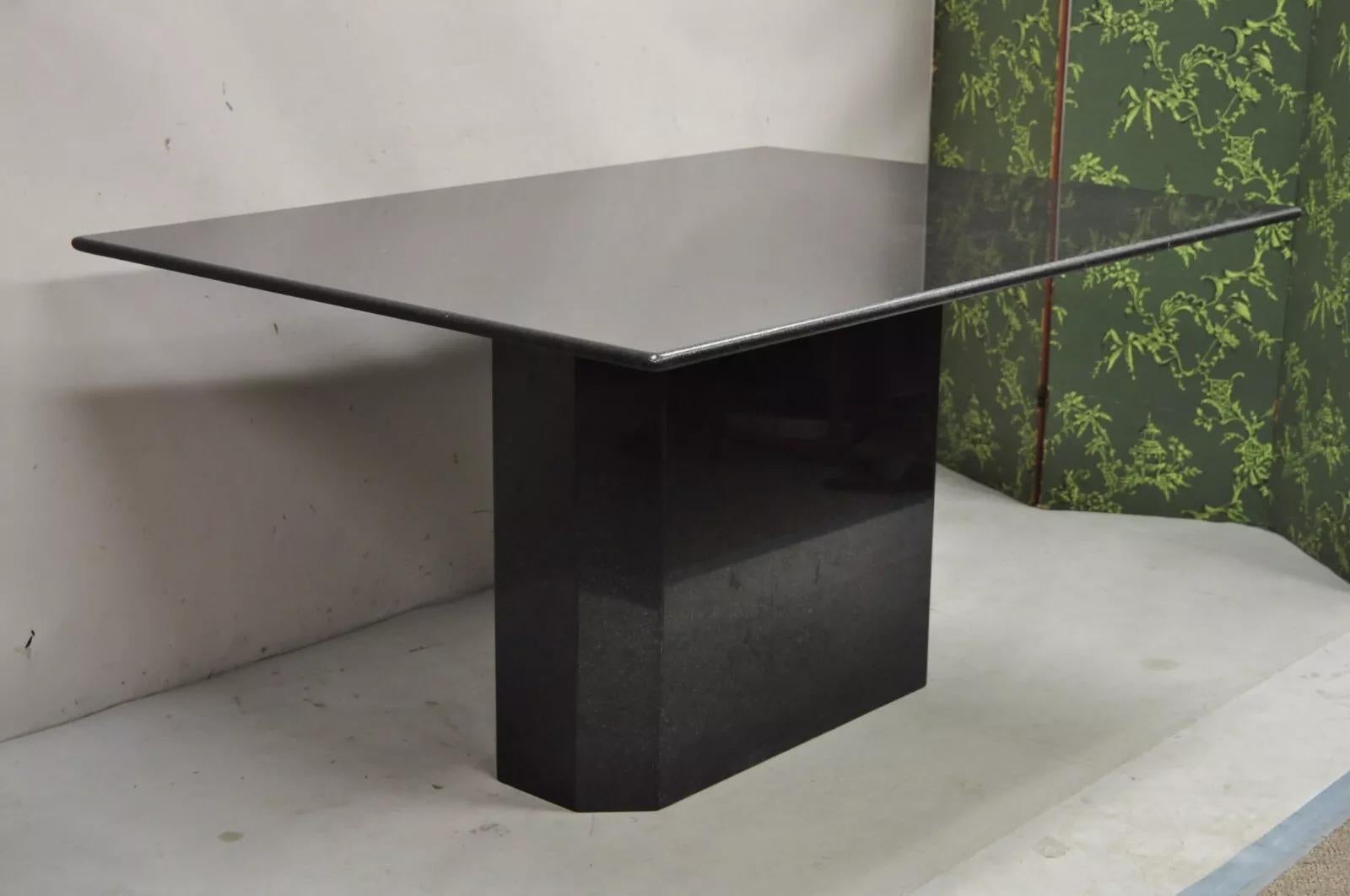 Tavolo da pranzo rettangolare in granito nero moderno vintage degli anni '80 con base ottagonale stretta. Circa alla fine del XX secolo. Misure: 30