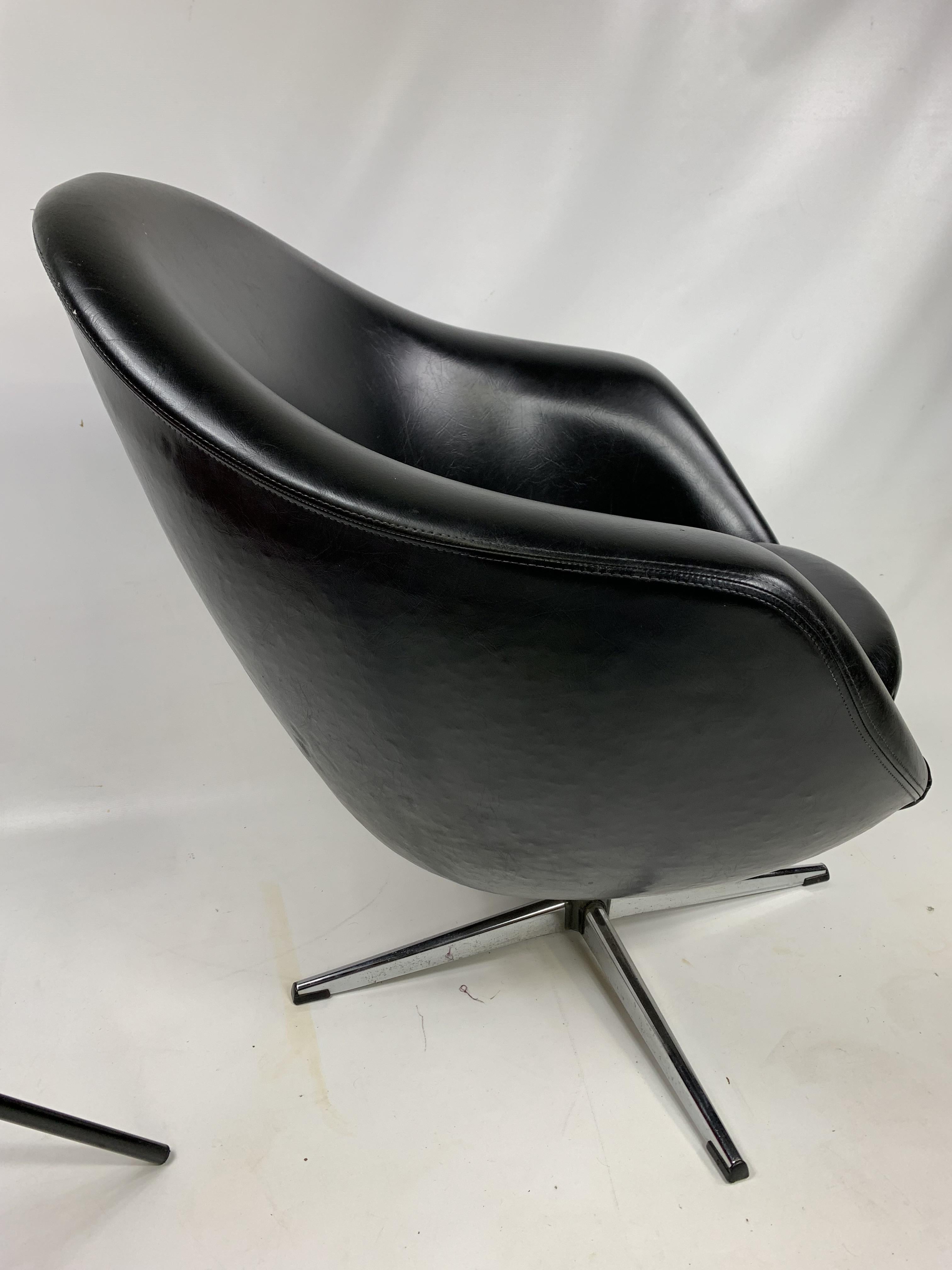 Mid-Century Modern Chaise Overman Swivel Pod noire vintage et moderne