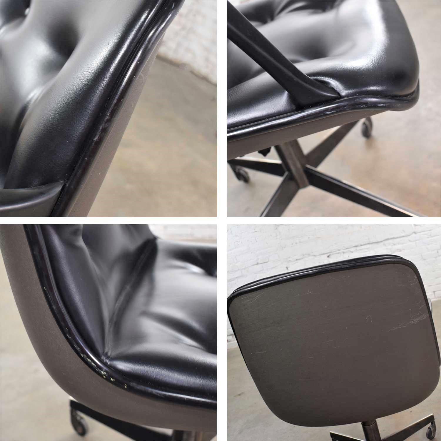 Chaise de bureau vintage moderne en vinyle noir et faux cuir Steelcase 451 Style Pollock 4