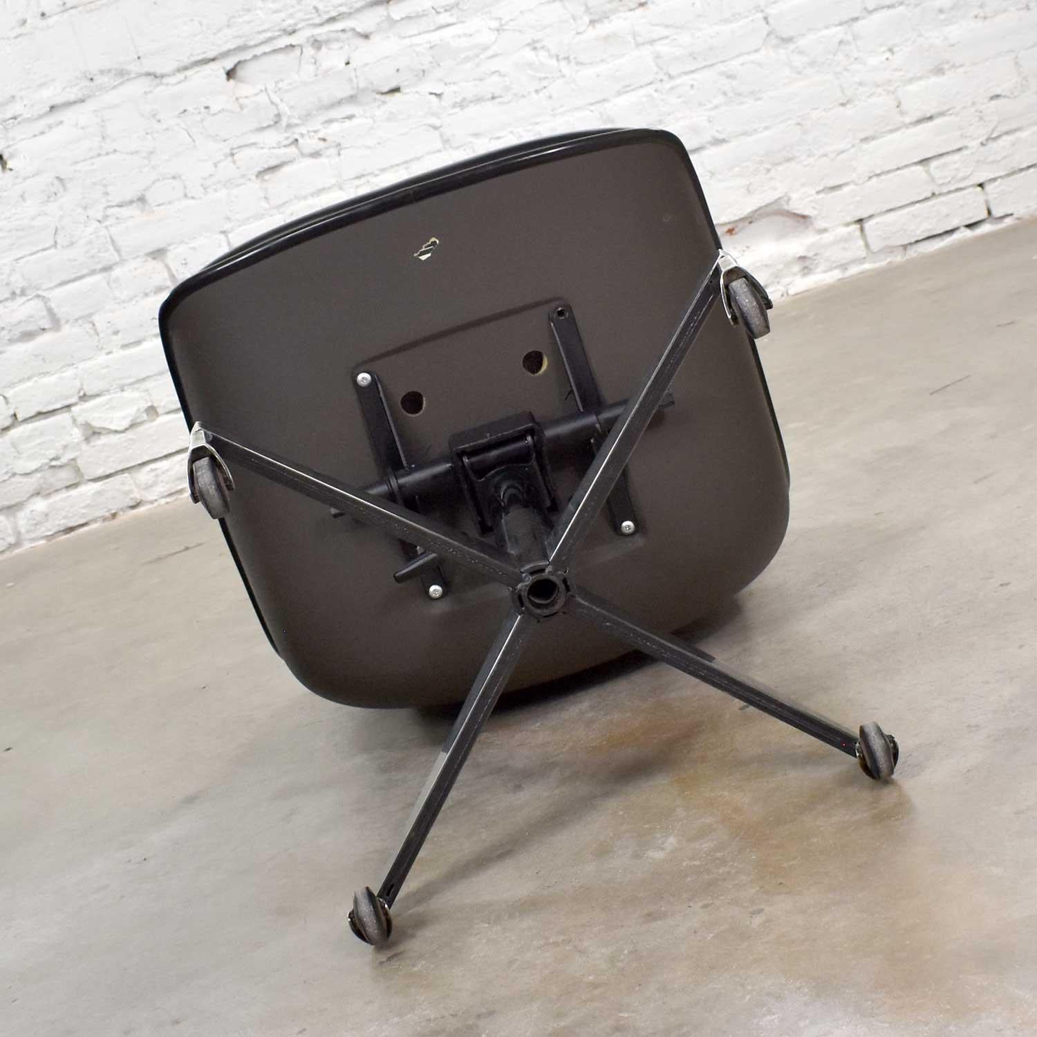 Chaise de bureau vintage moderne en vinyle noir et faux cuir Steelcase 451 Style Pollock 5