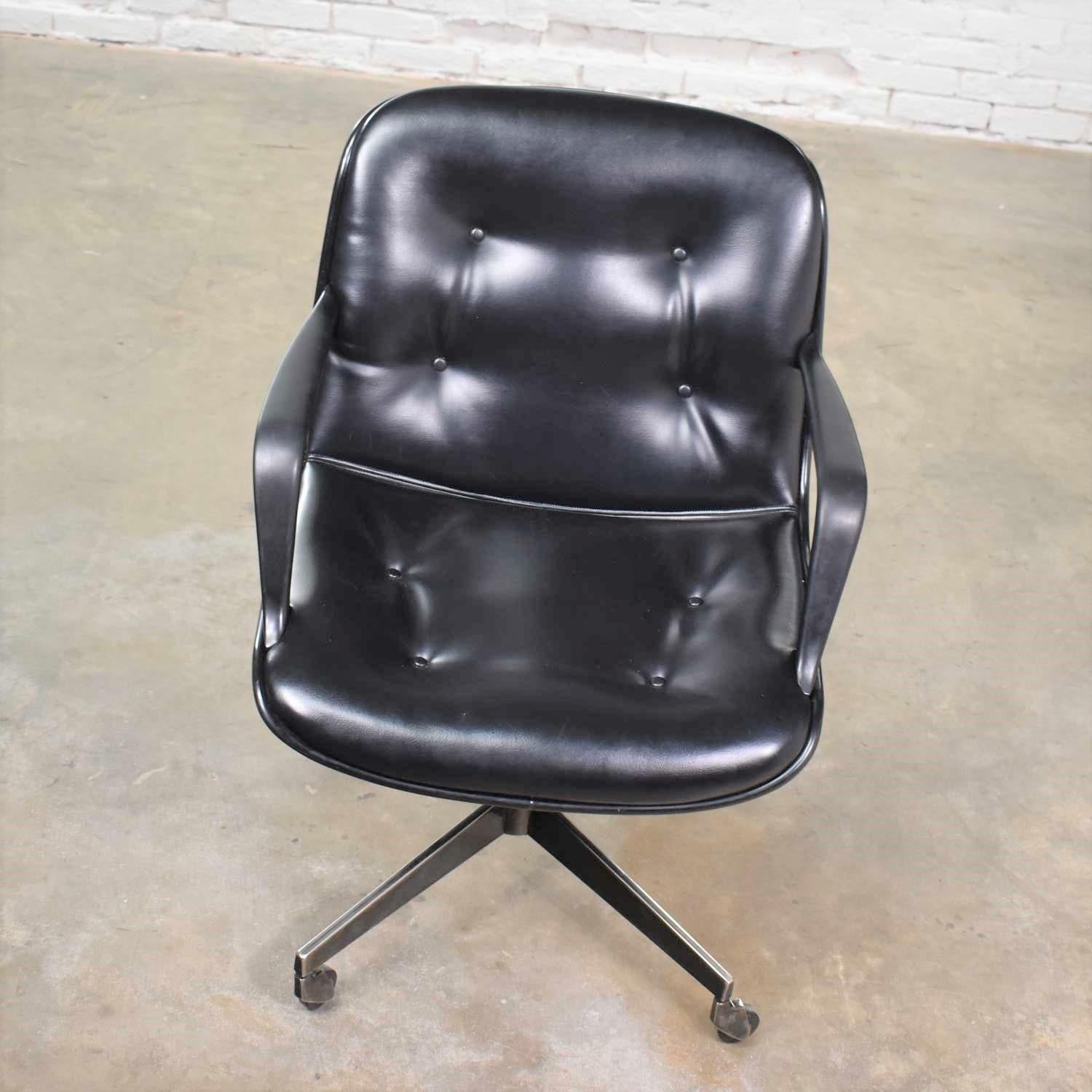 Moderne Chaise de bureau vintage moderne en vinyle noir et faux cuir Steelcase 451 Style Pollock