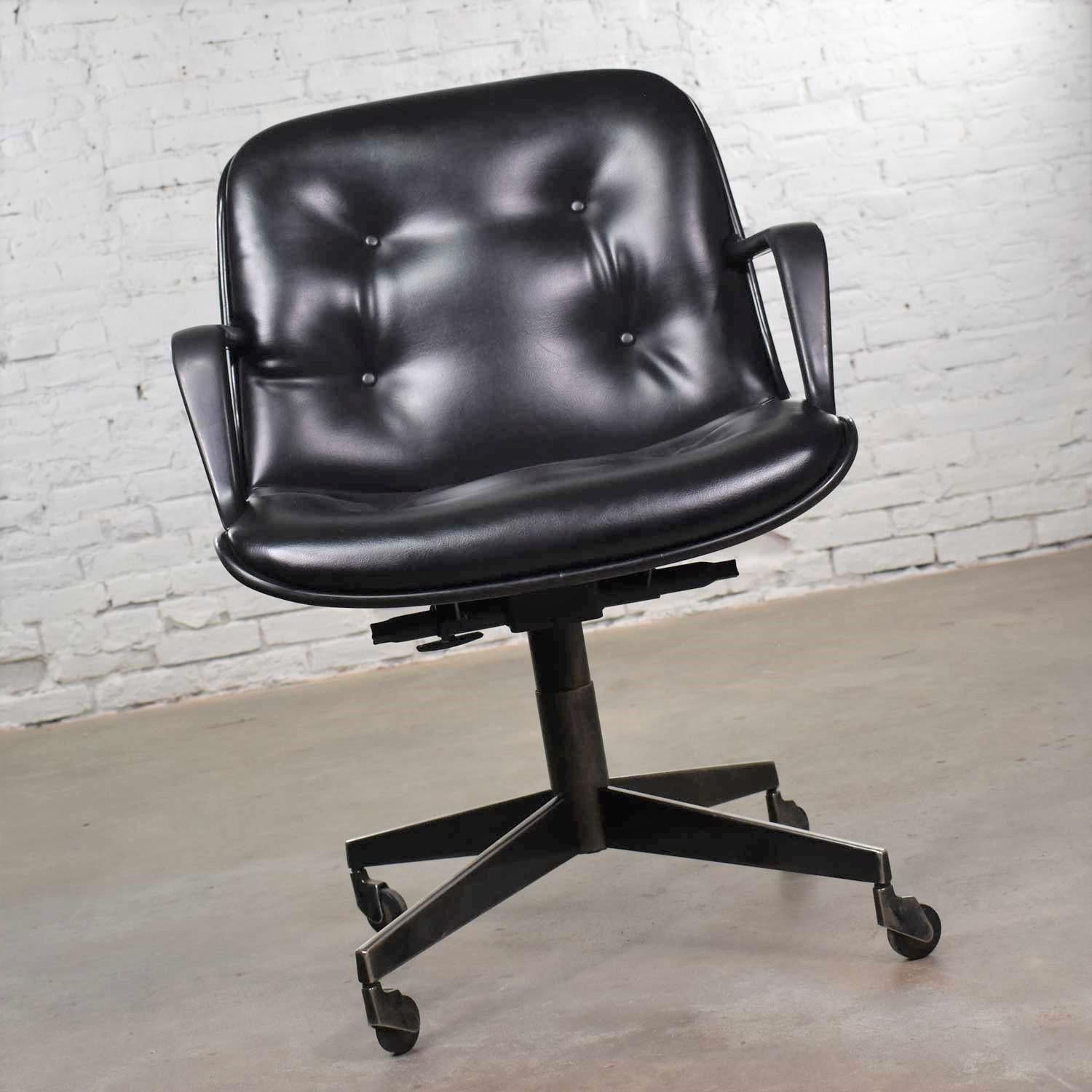 Nord-américain Chaise de bureau vintage moderne en vinyle noir et faux cuir Steelcase 451 Style Pollock