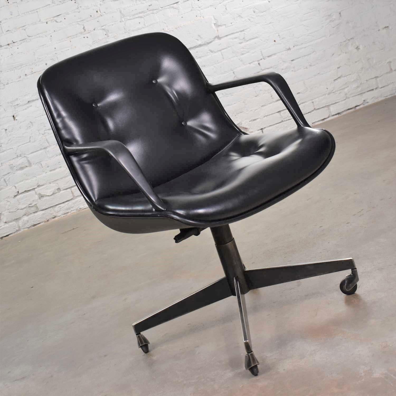 Chaise de bureau vintage moderne en vinyle noir et faux cuir Steelcase 451 Style Pollock Bon état à Topeka, KS