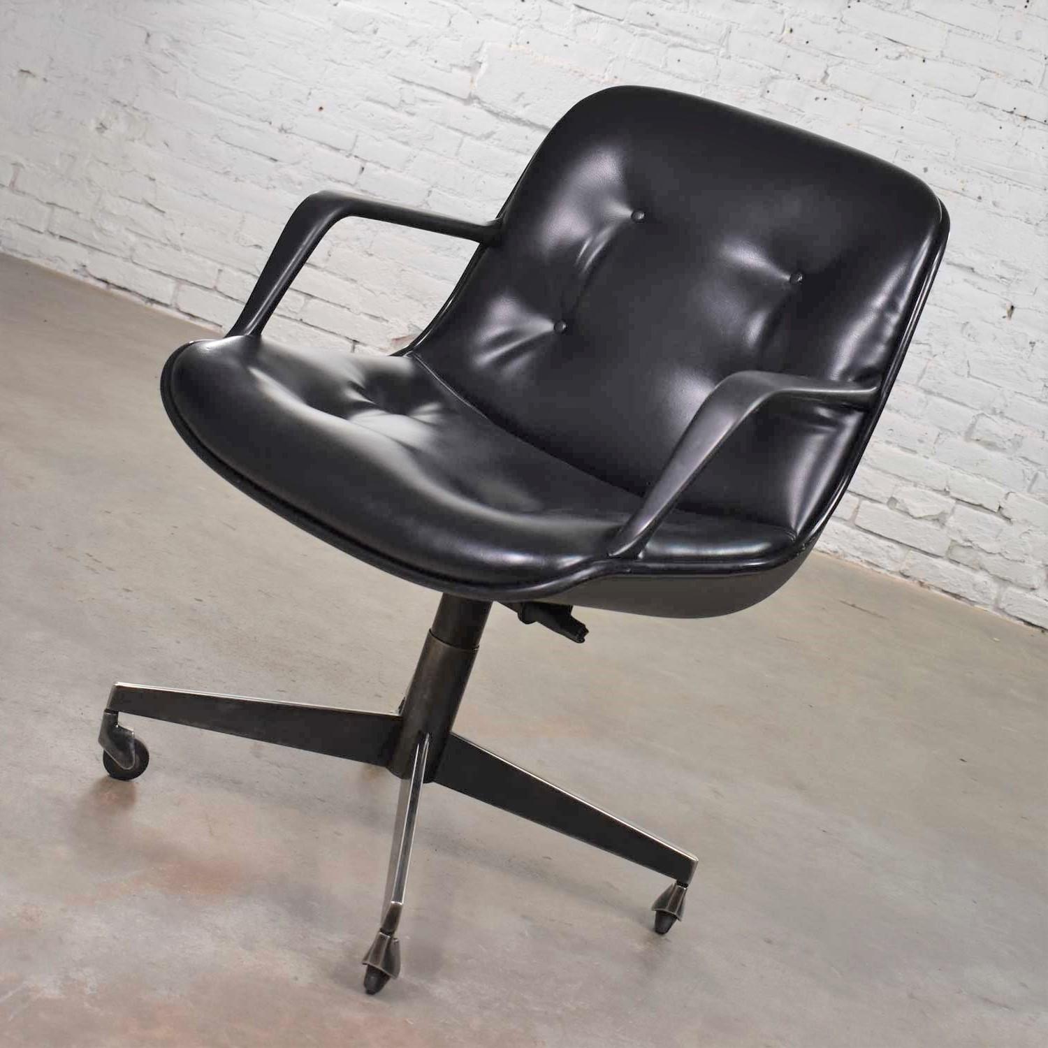 20ième siècle Chaise de bureau vintage moderne en vinyle noir et faux cuir Steelcase 451 Style Pollock