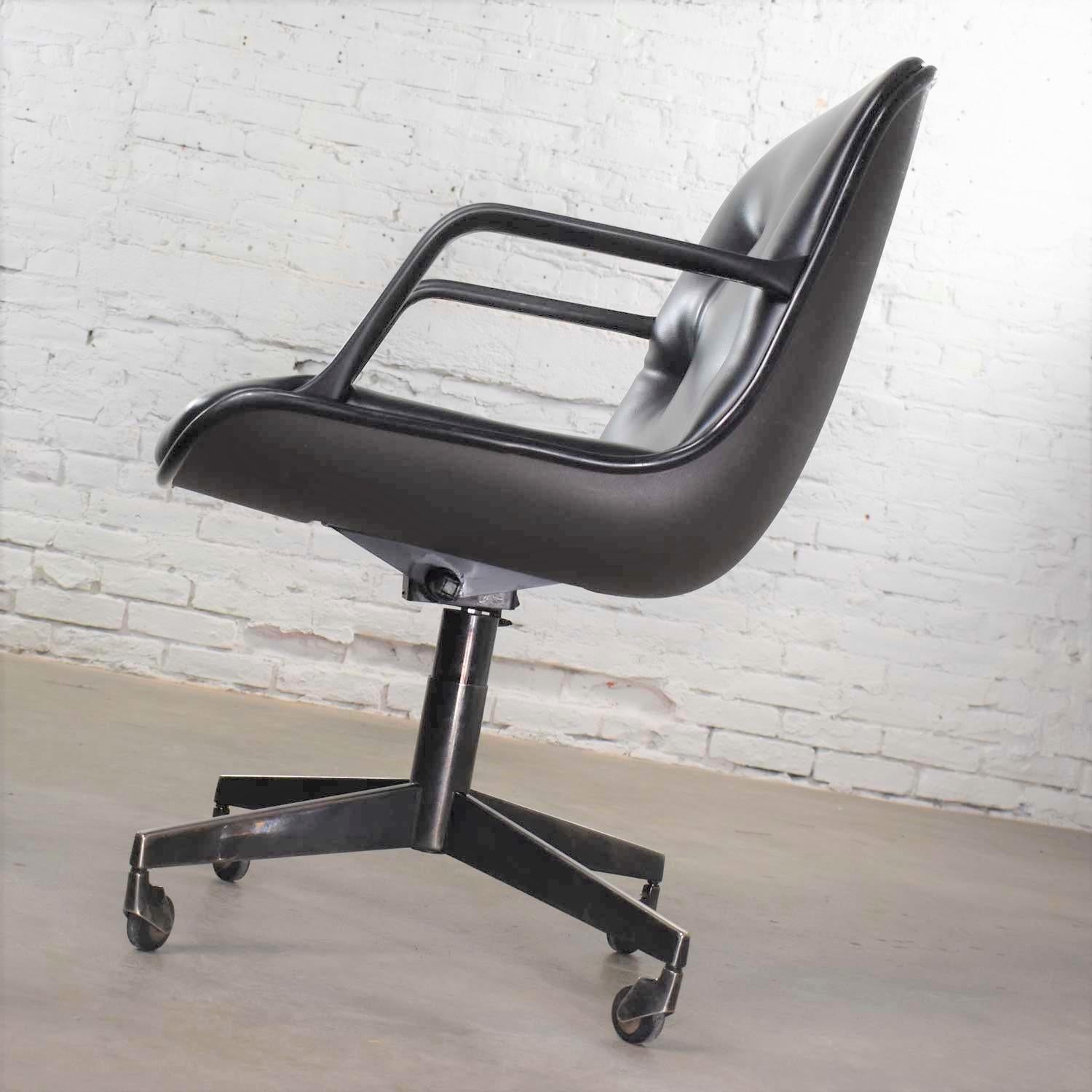 Vintage Modern Black Vinyl Faux Leather Steelcase 451 Office Chair Style Pollock In Good Condition In Topeka, KS