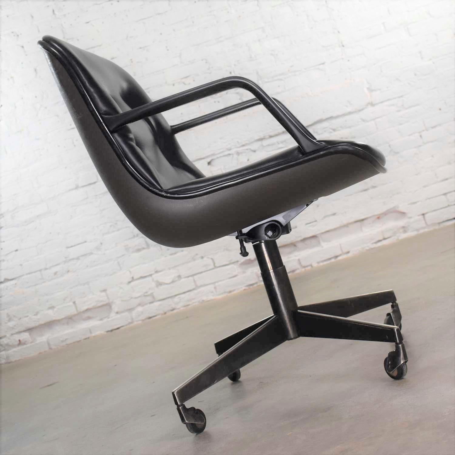 Chaise de bureau vintage moderne en vinyle noir et faux cuir Steelcase 451 Style Pollock 1