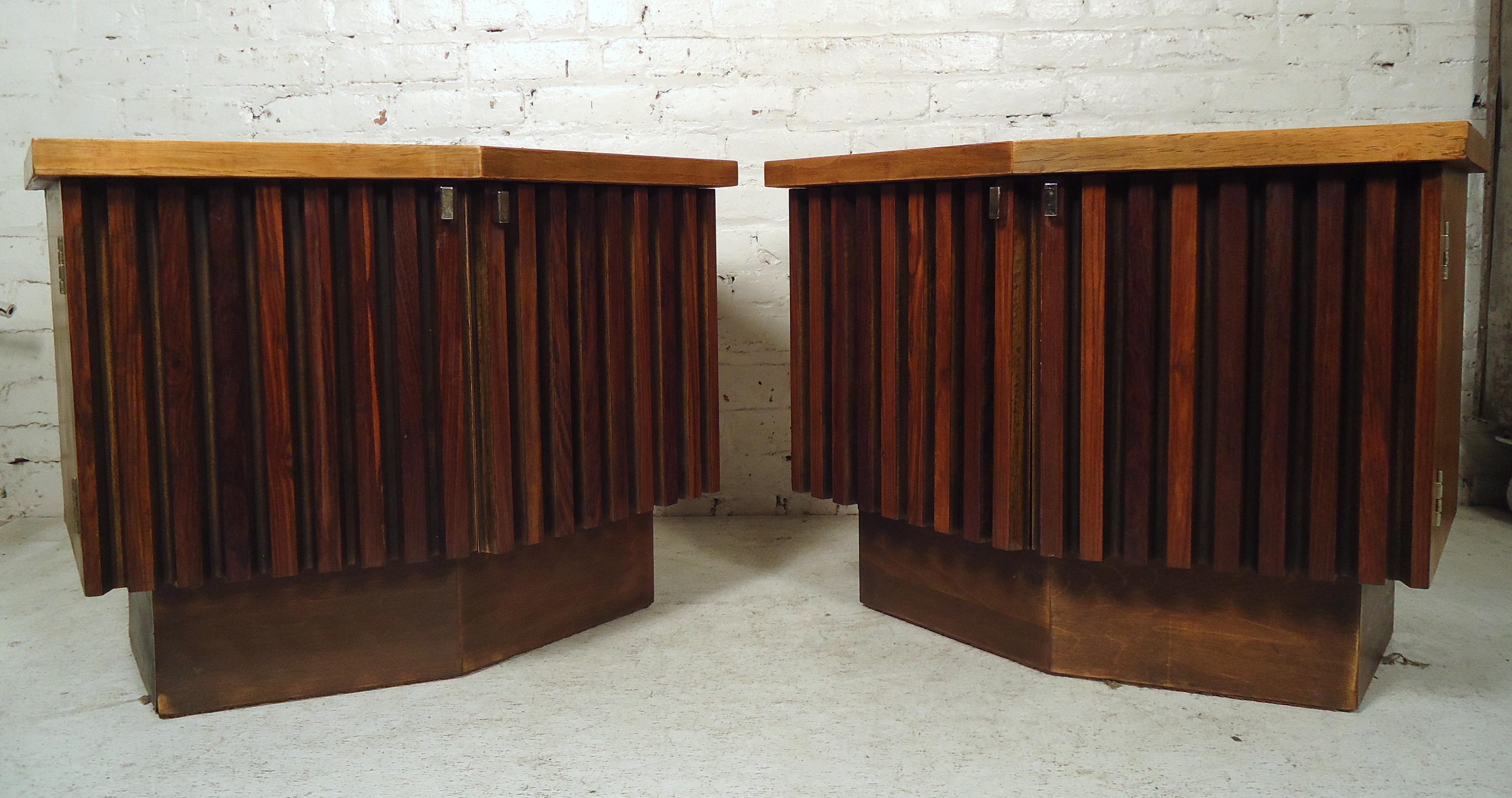 Pair of Mid-Century Modern nightstands featuring a uniquely slatted front, an inlay design to the top, and a spacious cabinet space.
Please confirm item location (NY or NJ).