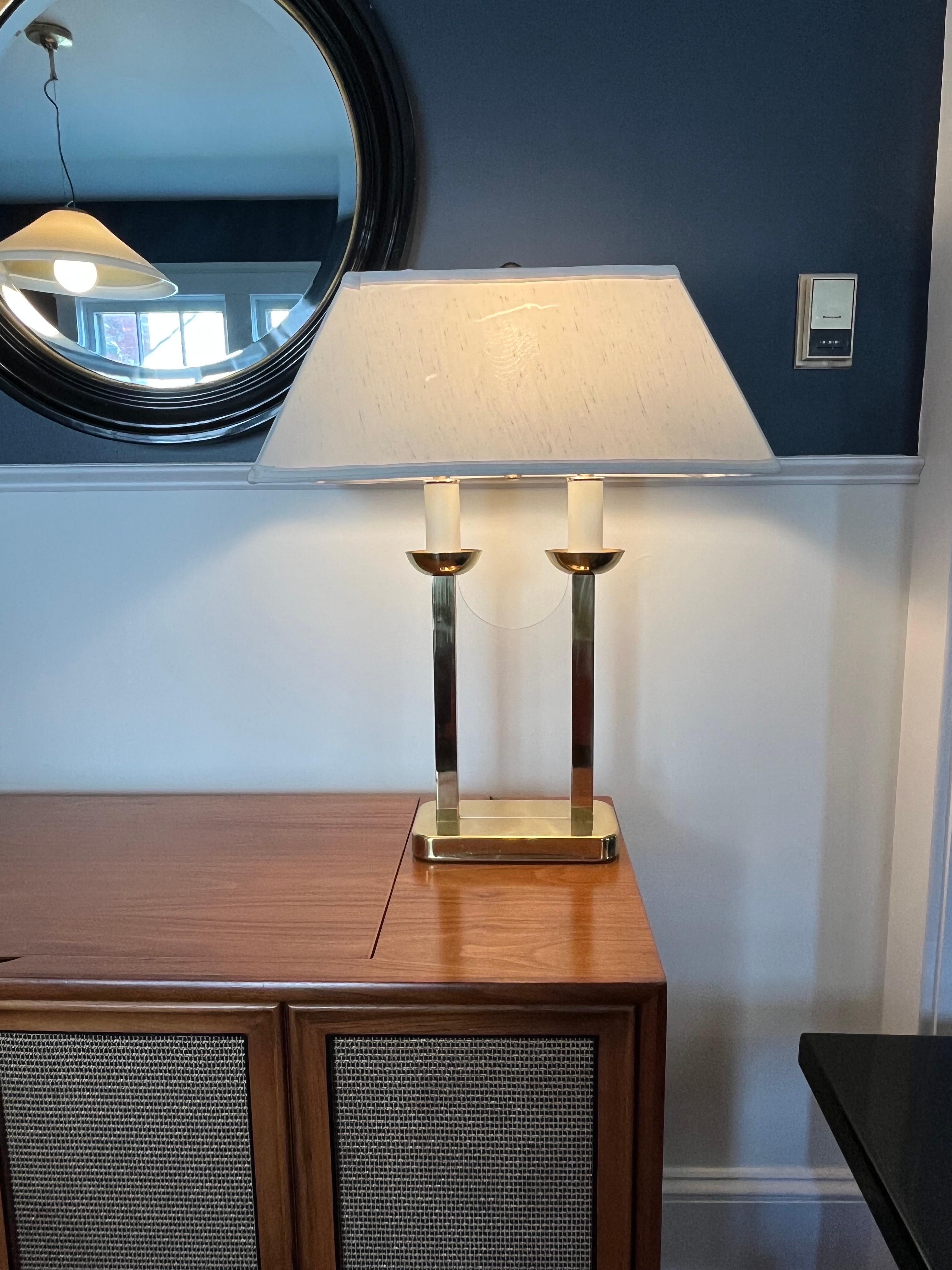 Lampada Bouillotte moderna in ottone e lucite in vendita 1