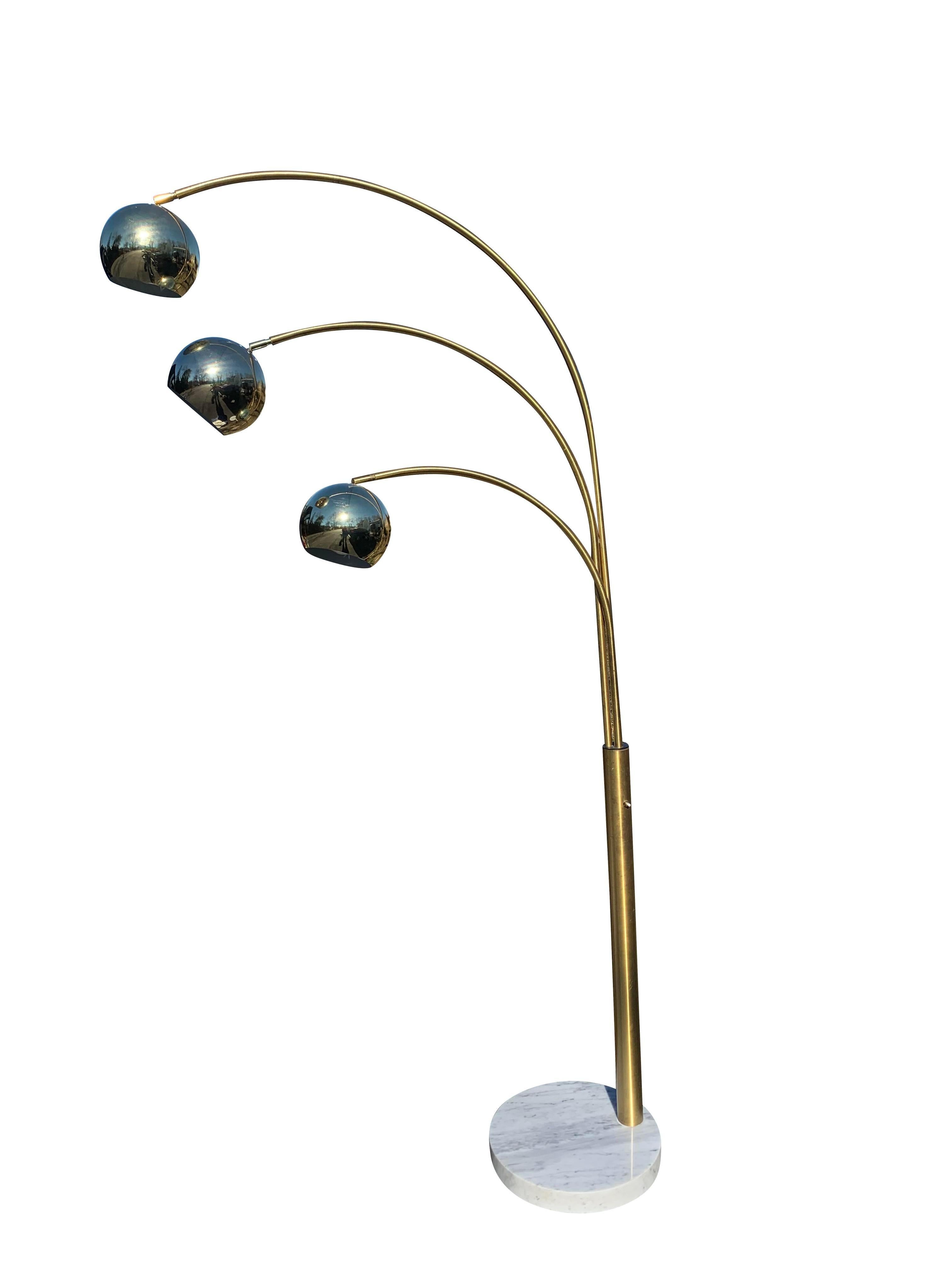 Lámpara de pie moderna vintage de latón con base de mármol.

Eleva tu espacio vital con esta impresionante Lámpara de pie moderna vintage de latón con base de mármol. Esta pieza icónica combina un diseño elegante con una funcionalidad