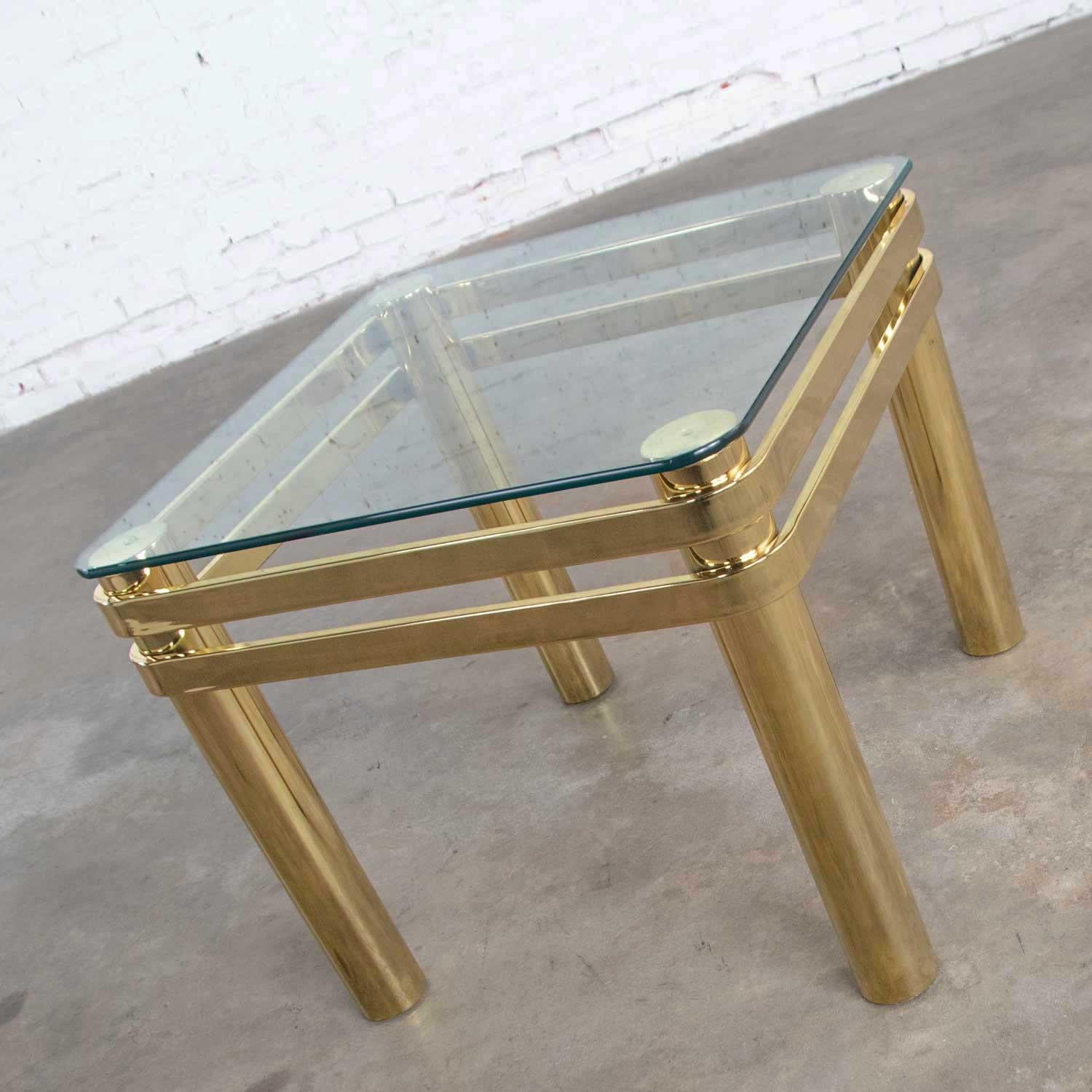 Moderner Beistelltisch aus Messing und Glas mit Glasplatte im Vintage-Stil mit Spitzen- oder Springer-Stil (20. Jahrhundert) im Angebot