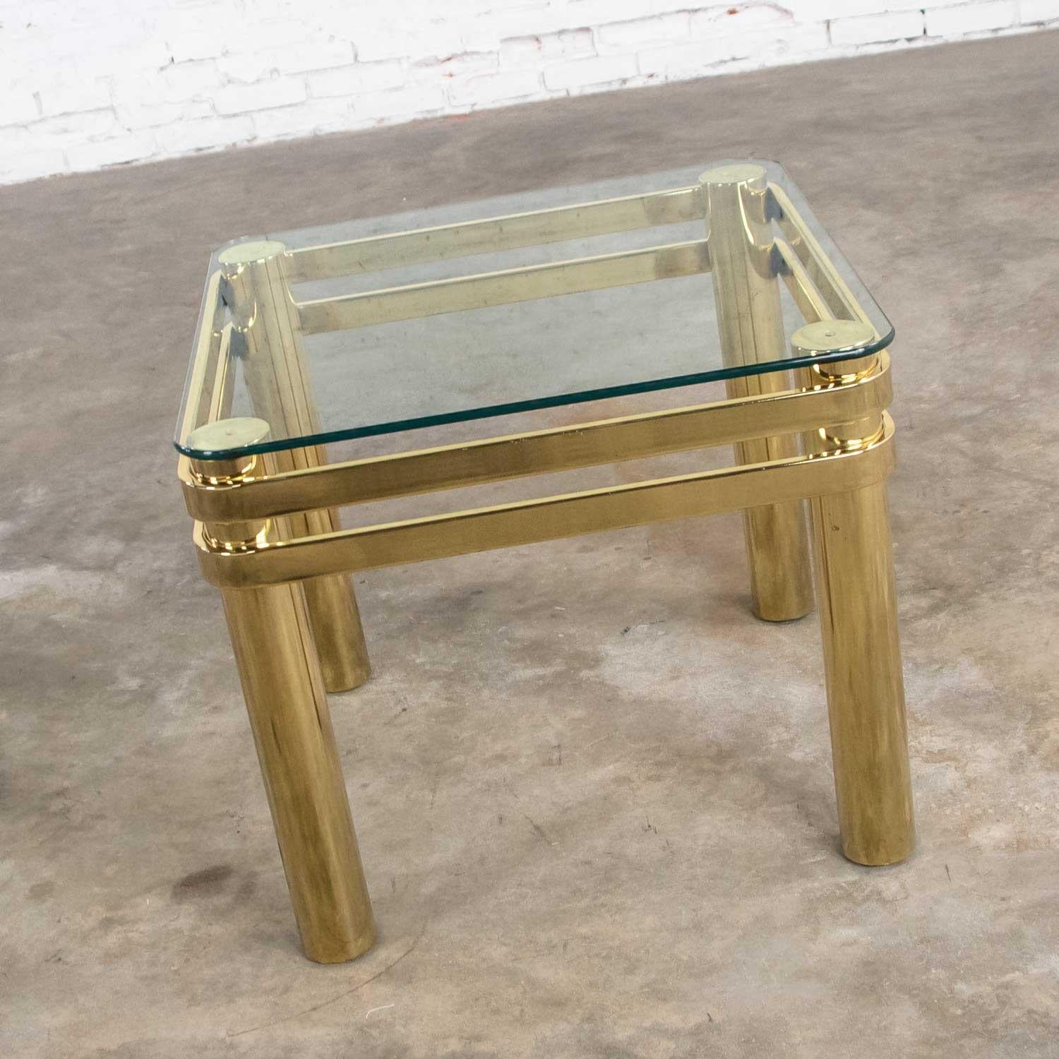 Moderner Beistelltisch aus Messing und Glas mit Glasplatte im Vintage-Stil mit Spitzen- oder Springer-Stil im Angebot 2