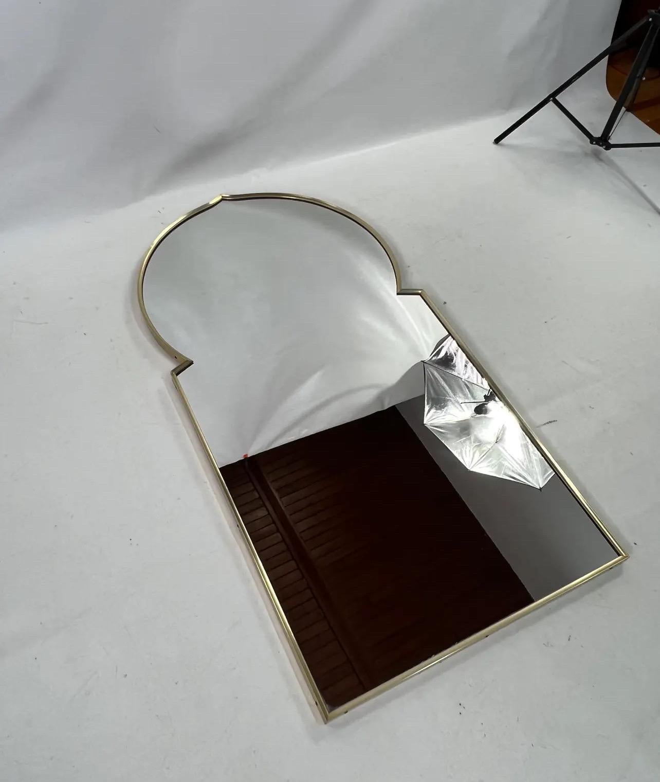 Mid-Century moderno Specchio ad arco in ottone moderno vintage in stile marocchino in vendita