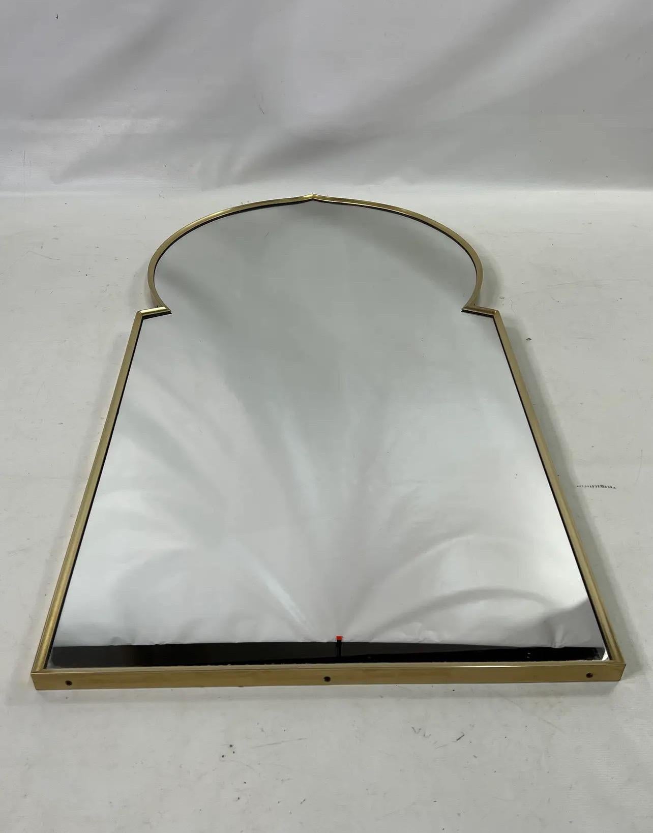 Metallo Specchio ad arco in ottone moderno vintage in stile marocchino in vendita