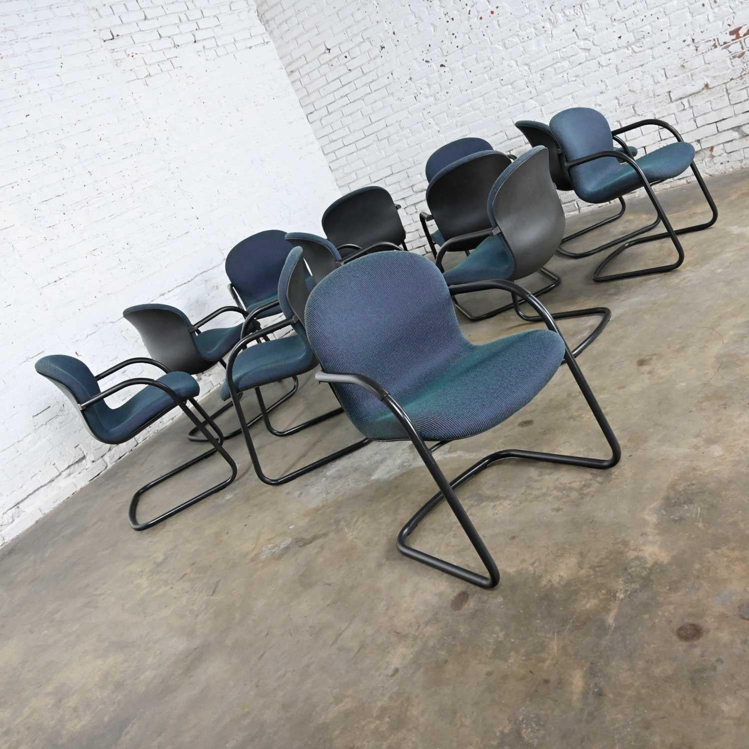 Moderne Ensemble de 12 chaises d'appoint modernes avec armoiries de bulldog de McCoy & Fahnstrom pour Knoll en vente