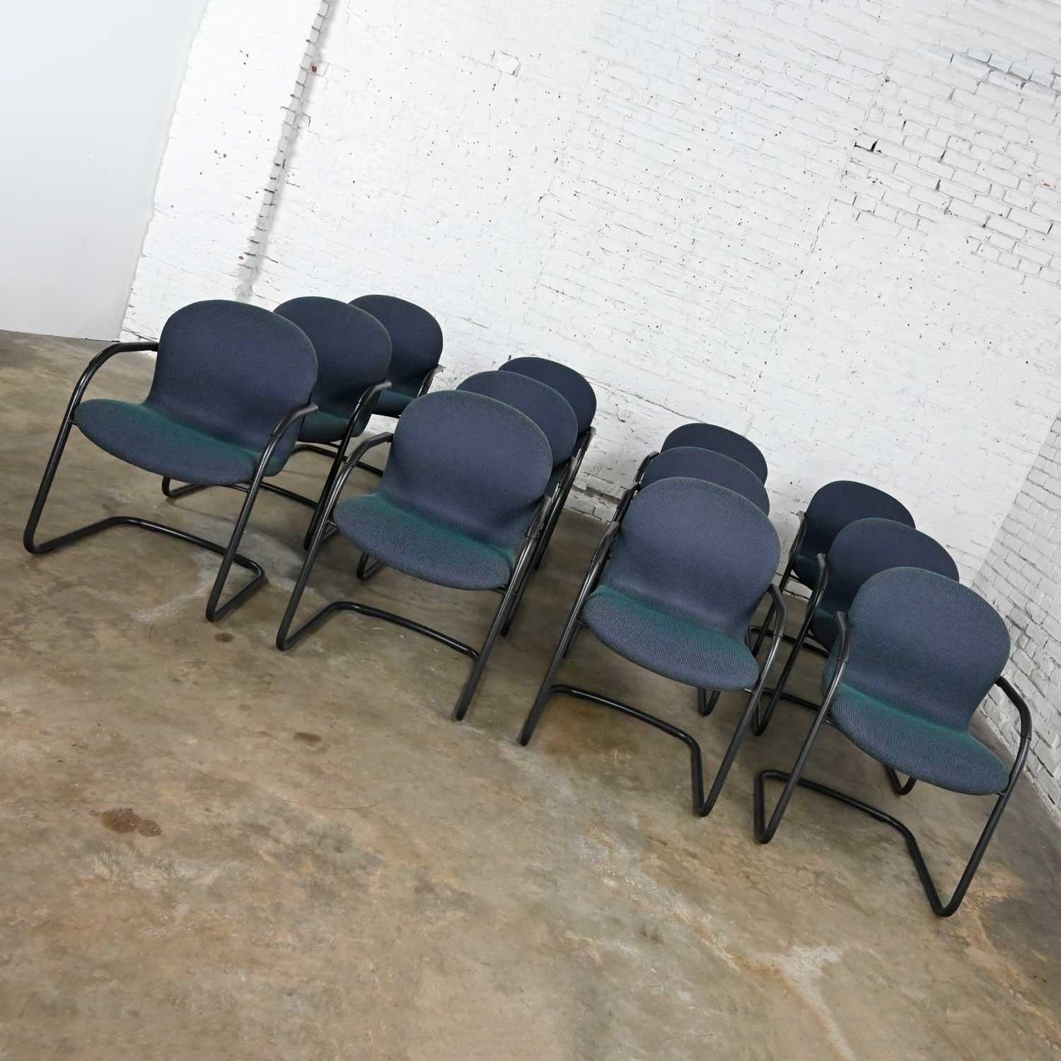 Américain Ensemble de 12 chaises d'appoint modernes avec armoiries de bulldog de McCoy & Fahnstrom pour Knoll en vente