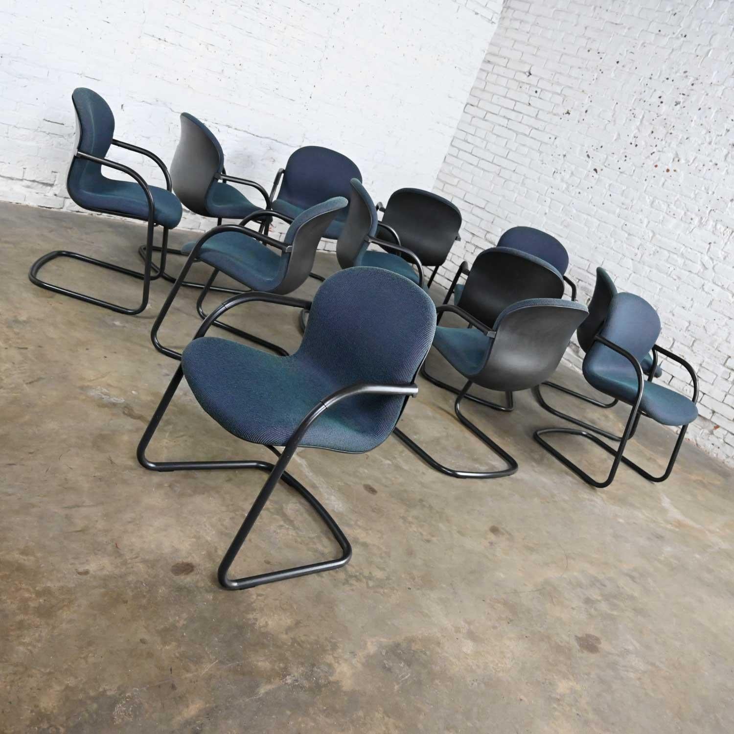 Vintage Modern Bulldog Armed Side Chairs by McCoy & Fahnstrom for Knoll Set 12 In Good Condition For Sale In Topeka, KS