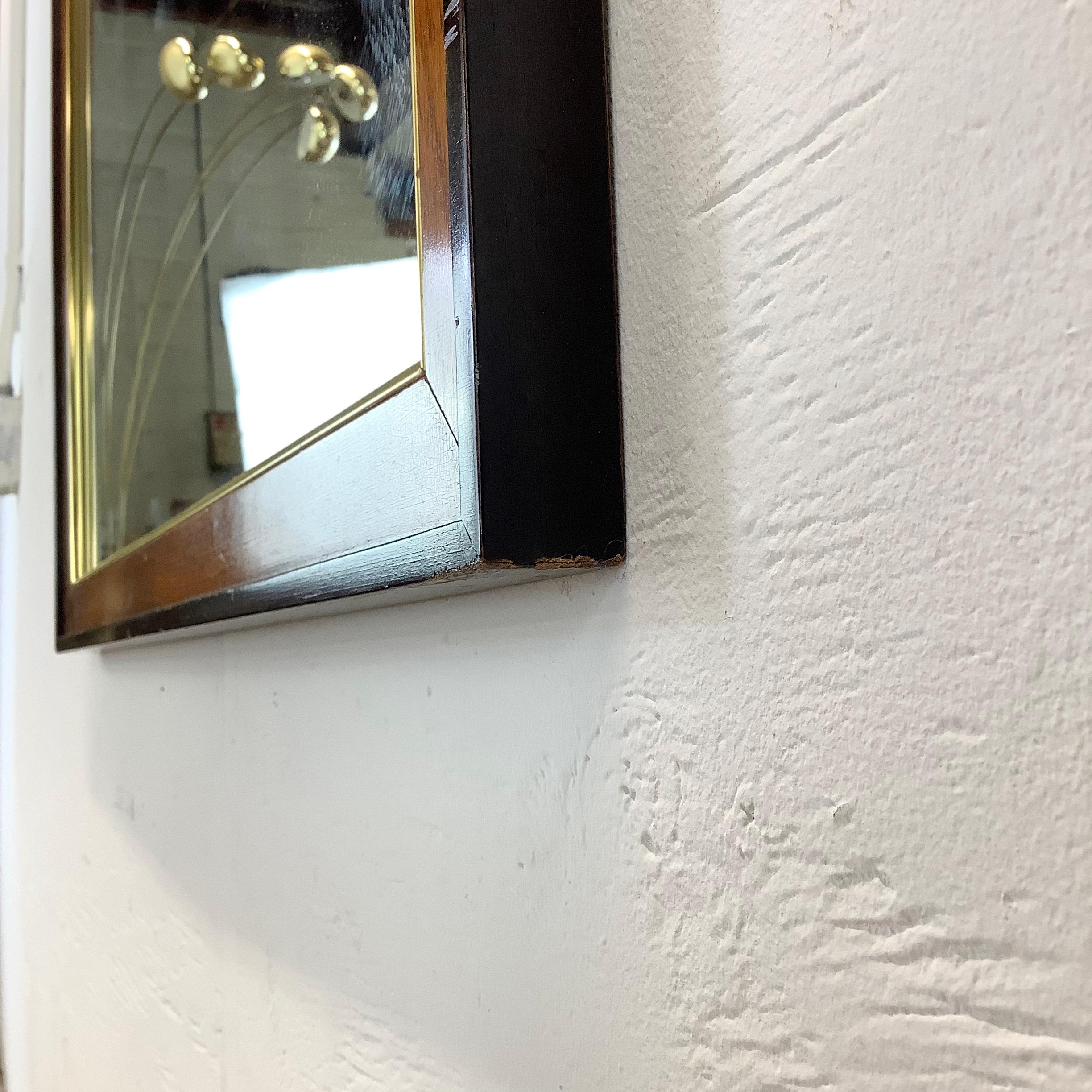 Specchio da parete moderno in legno di radica e finiture in ottone attribuito a Drexel Heritage in vendita 7