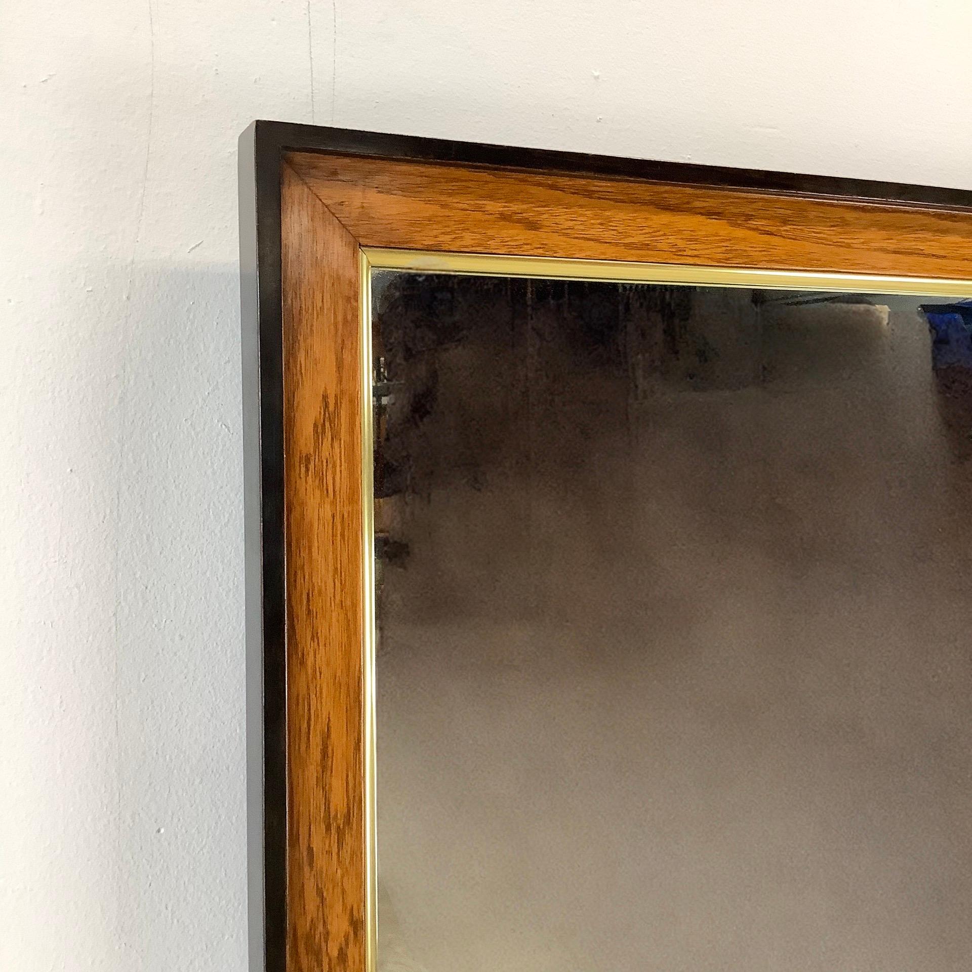 Sconosciuto Specchio da parete moderno in legno di radica e finiture in ottone attribuito a Drexel Heritage in vendita