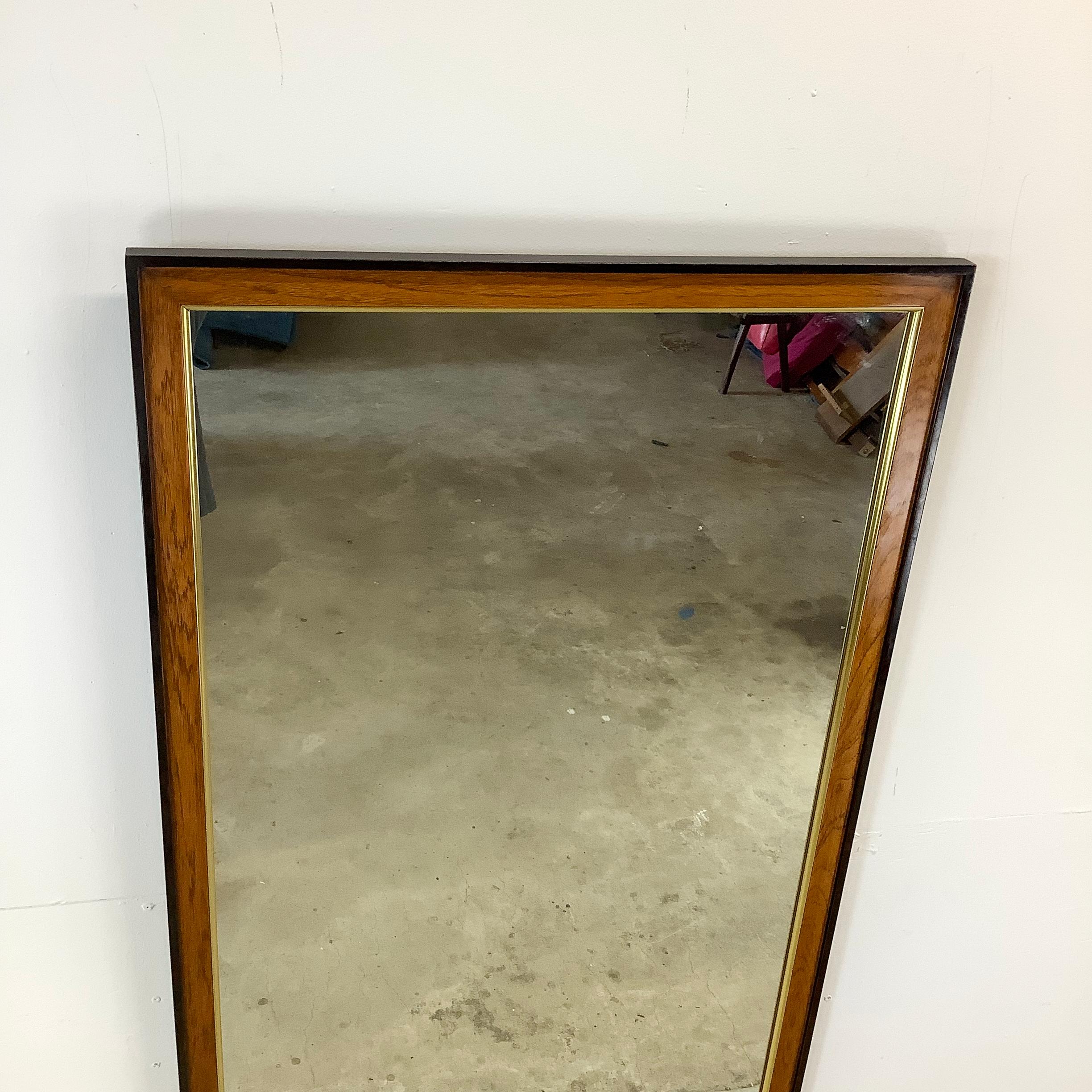Specchio da parete moderno in legno di radica e finiture in ottone attribuito a Drexel Heritage In condizioni buone in vendita a Trenton, NJ