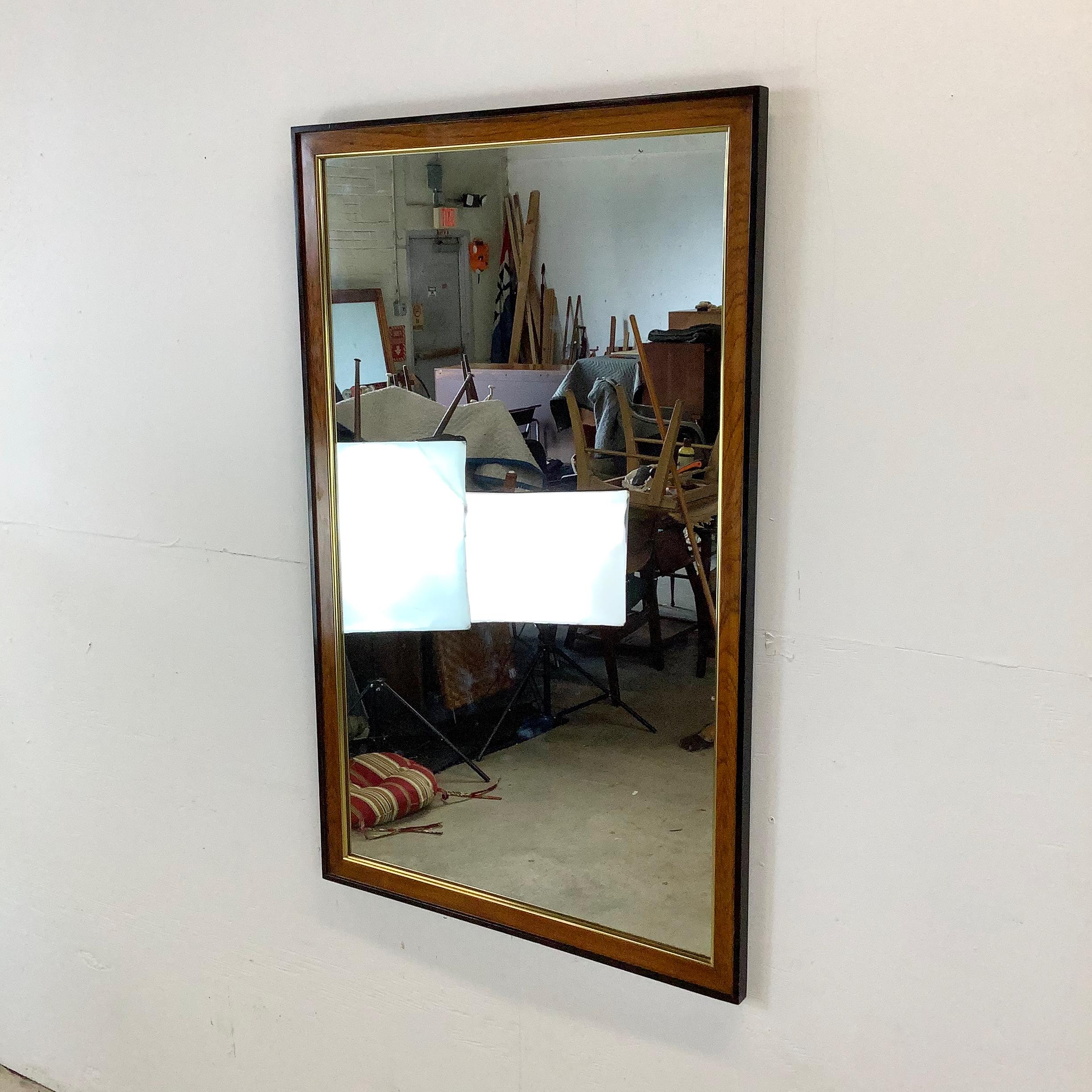 XX secolo Specchio da parete moderno in legno di radica e finiture in ottone attribuito a Drexel Heritage in vendita