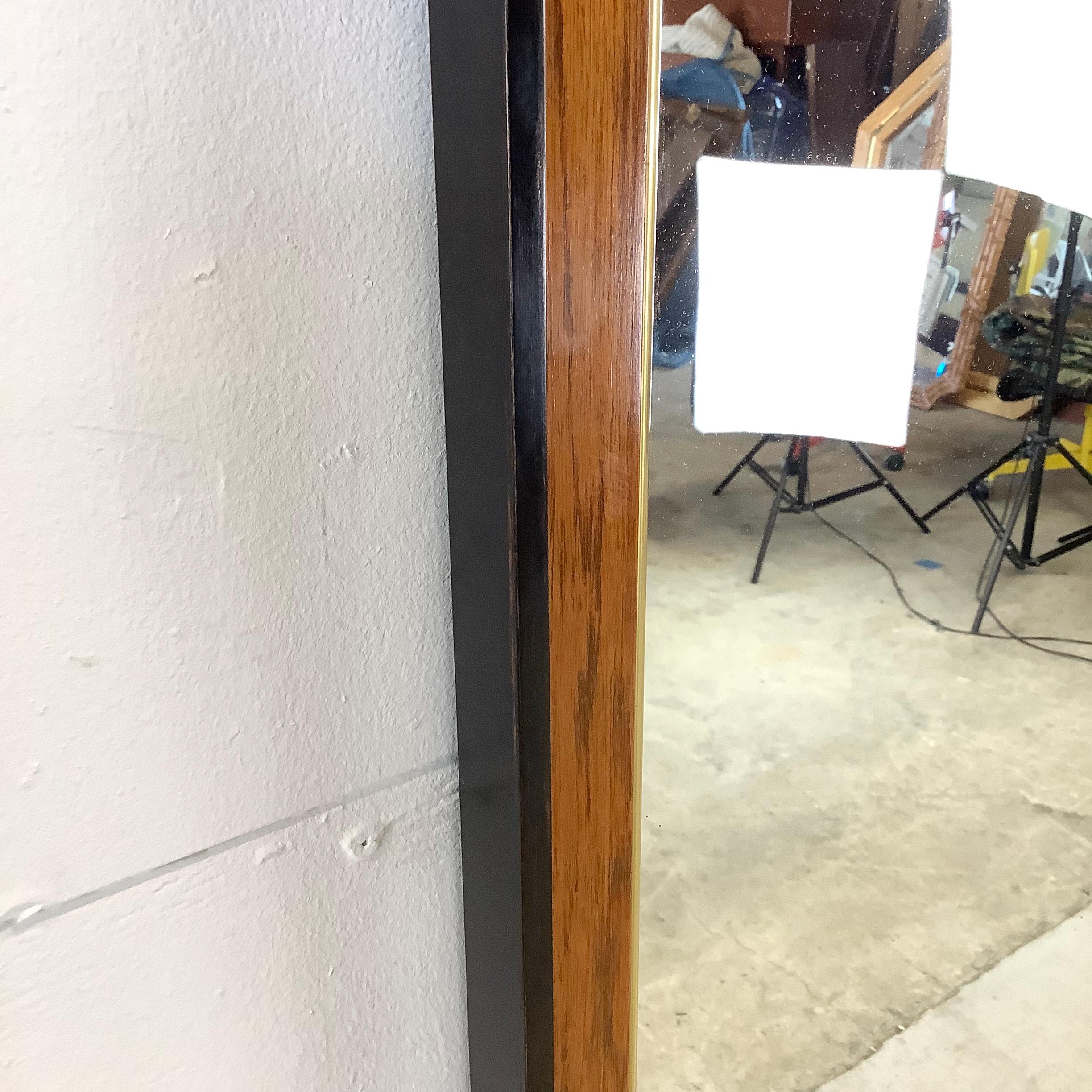 Specchio da parete moderno in legno di radica e finiture in ottone attribuito a Drexel Heritage in vendita 2