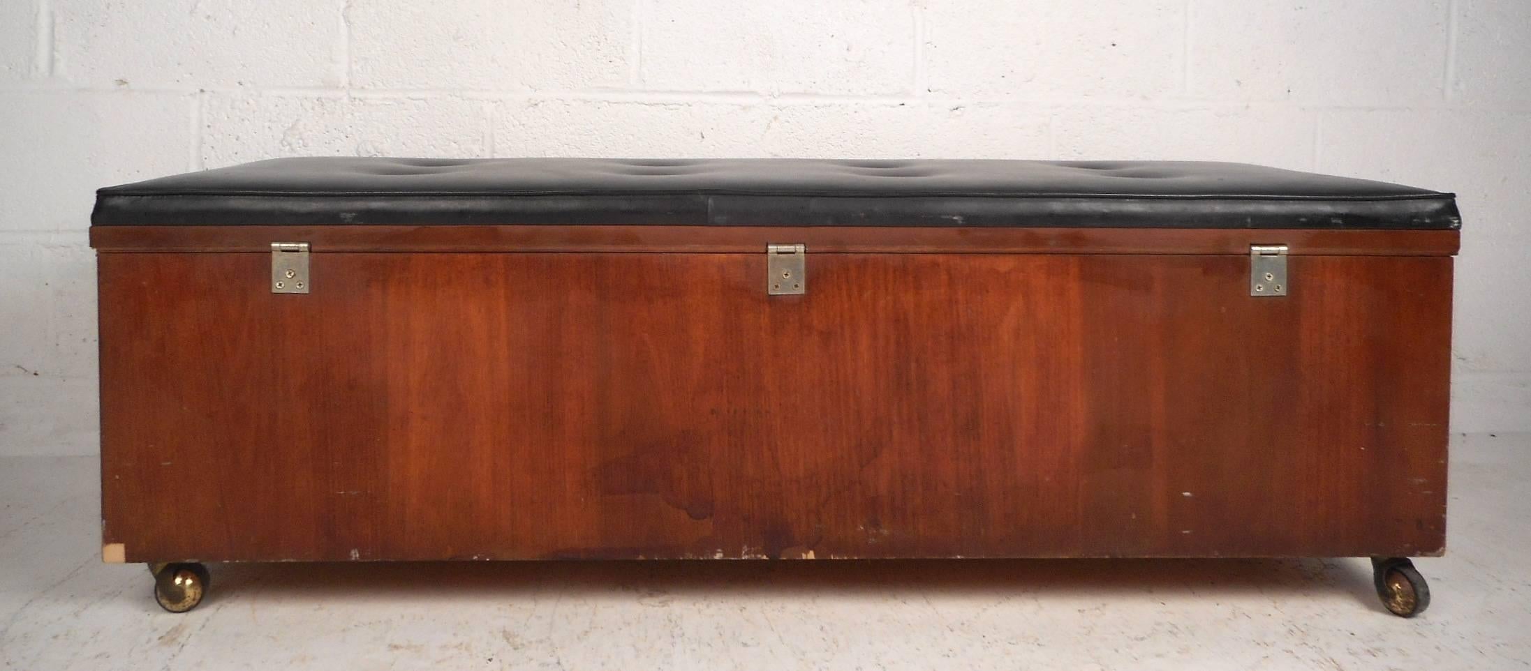 Vintage Modern Cedar Chest/Bench by Lane Furniture In Good Condition In Brooklyn, NY
