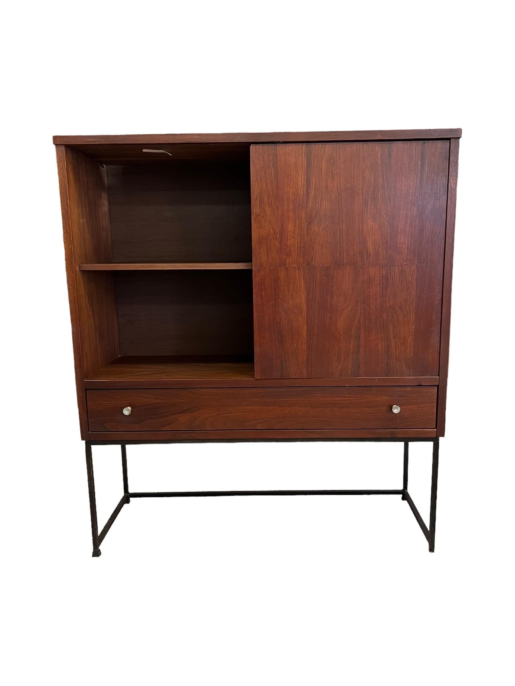 Walnut Toned Bookshelf with dovetailed drawers and original finish. Mid Century Design by Stanley Furniture. Makers mark on the left side of the drawer. Vintage Condition Consistent with Age as Pictured. Circa 1970s.

Dimensions: 36W 12D 41H